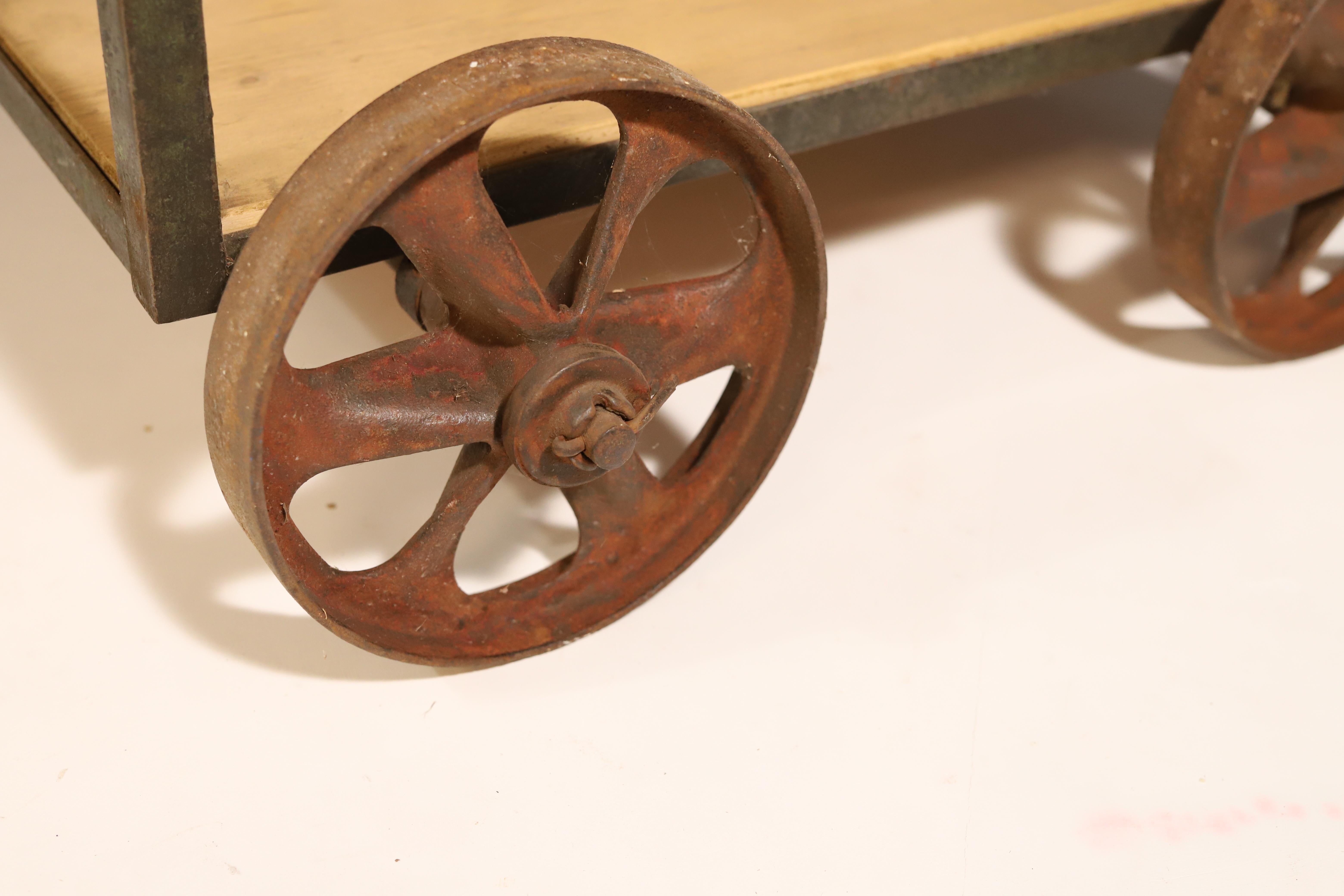 20ième siècle Étagère industrielle vintage sur roues des années 1960, Tchécoslovaquie en vente