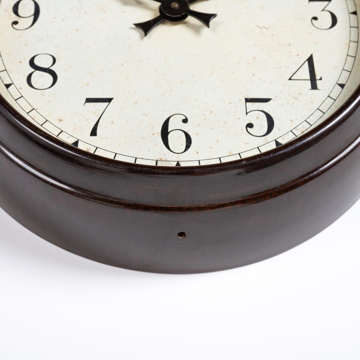 Horloge esclave industrielle vintage dans un boîtier en bakélite par Synchronome en vente 4
