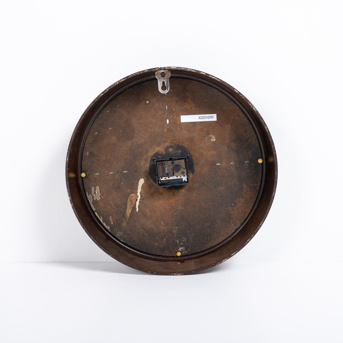 Horloge esclave industrielle vintage dans un boîtier en bakélite par Synchronome en vente 5
