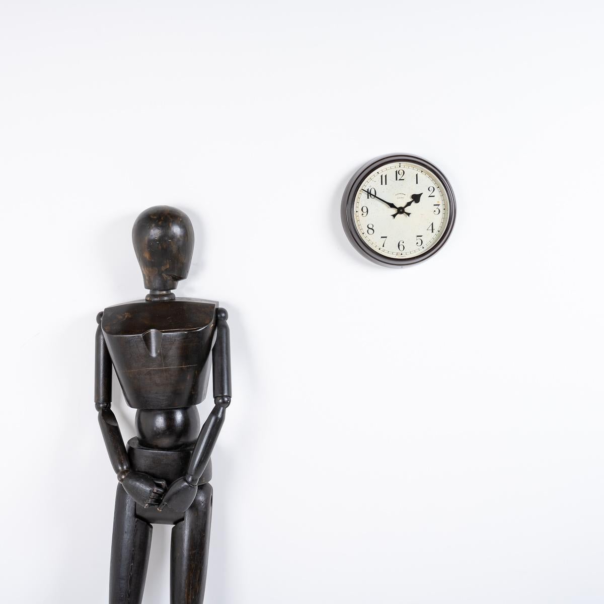 WANDUHR MIT BAKELIT-GEHÄUSE VON SYNCHRONOME

Eine atemberaubende  Industrieuhr, hergestellt in England um 1940 von Synchronome.

Synchronome war zu Beginn und in der Mitte des 20. Jahrhunderts der führende Uhrenhersteller, der trotz der starken