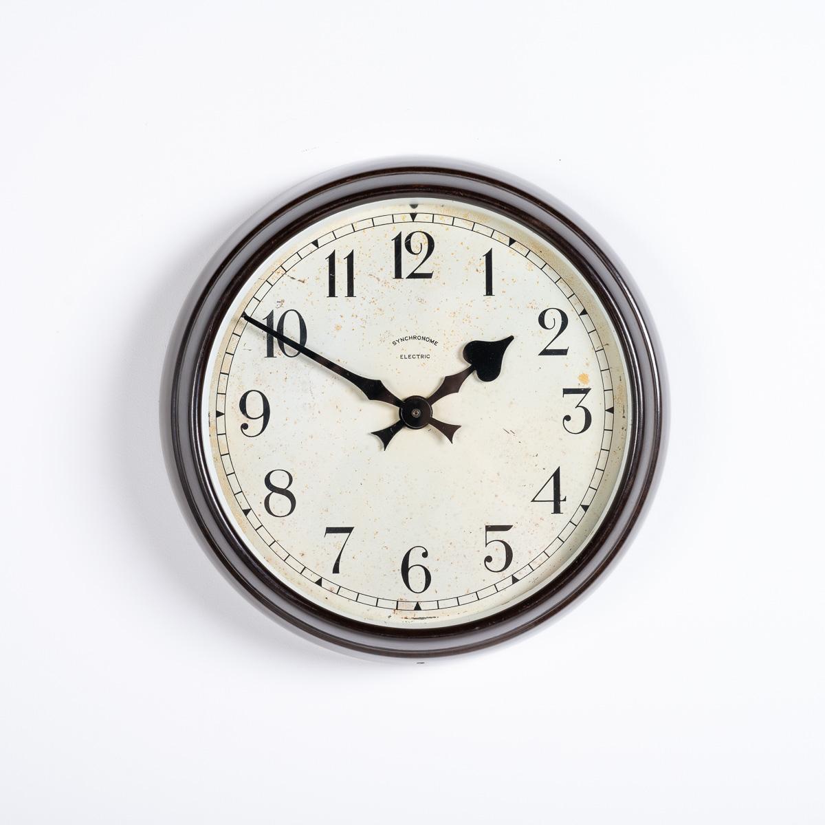 Britannique Horloge esclave industrielle vintage dans un boîtier en bakélite par Synchronome en vente