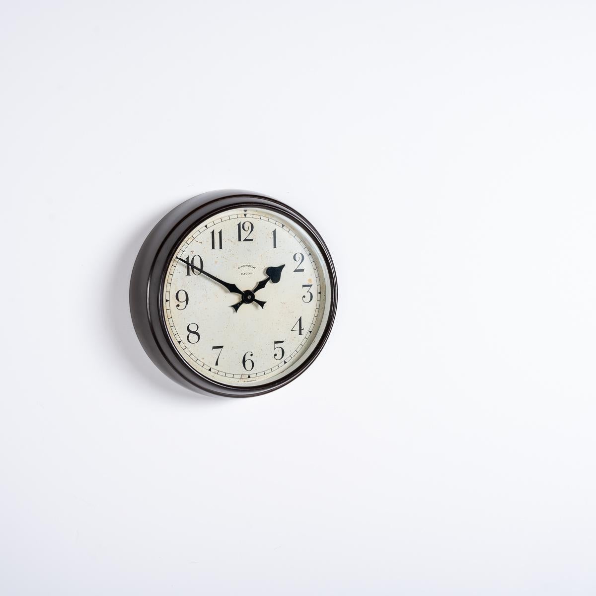 Horloge esclave industrielle vintage dans un boîtier en bakélite par Synchronome Bon état - En vente à Nottingham, GB