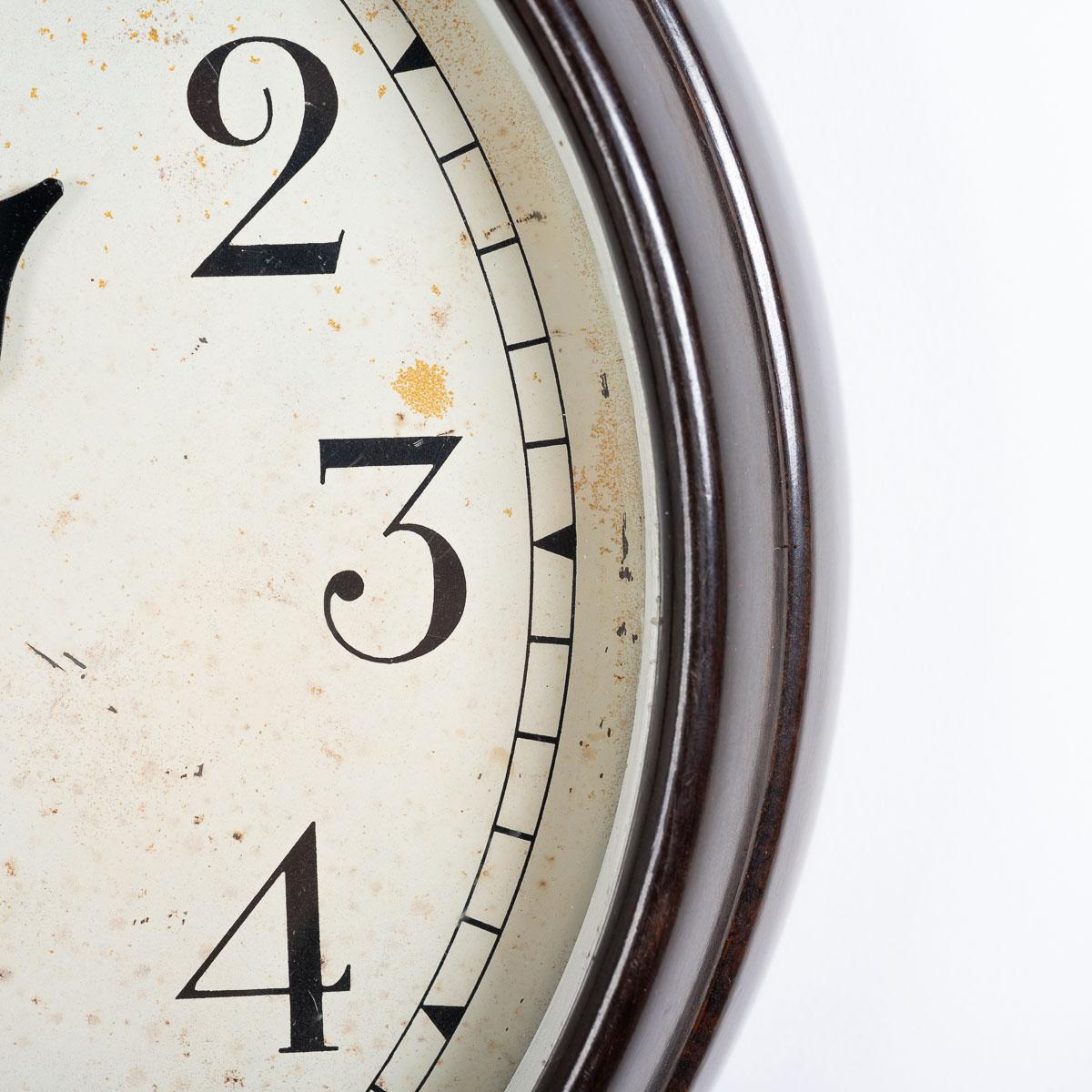 Verre Horloge esclave industrielle vintage dans un boîtier en bakélite par Synchronome en vente