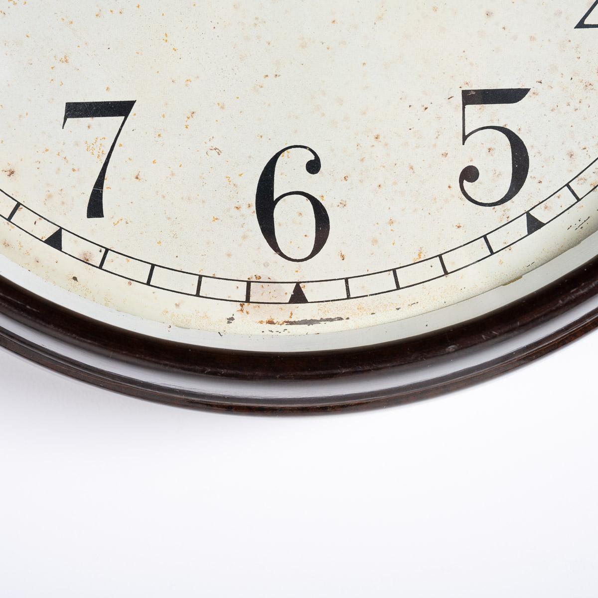 Horloge esclave industrielle vintage dans un boîtier en bakélite par Synchronome en vente 1