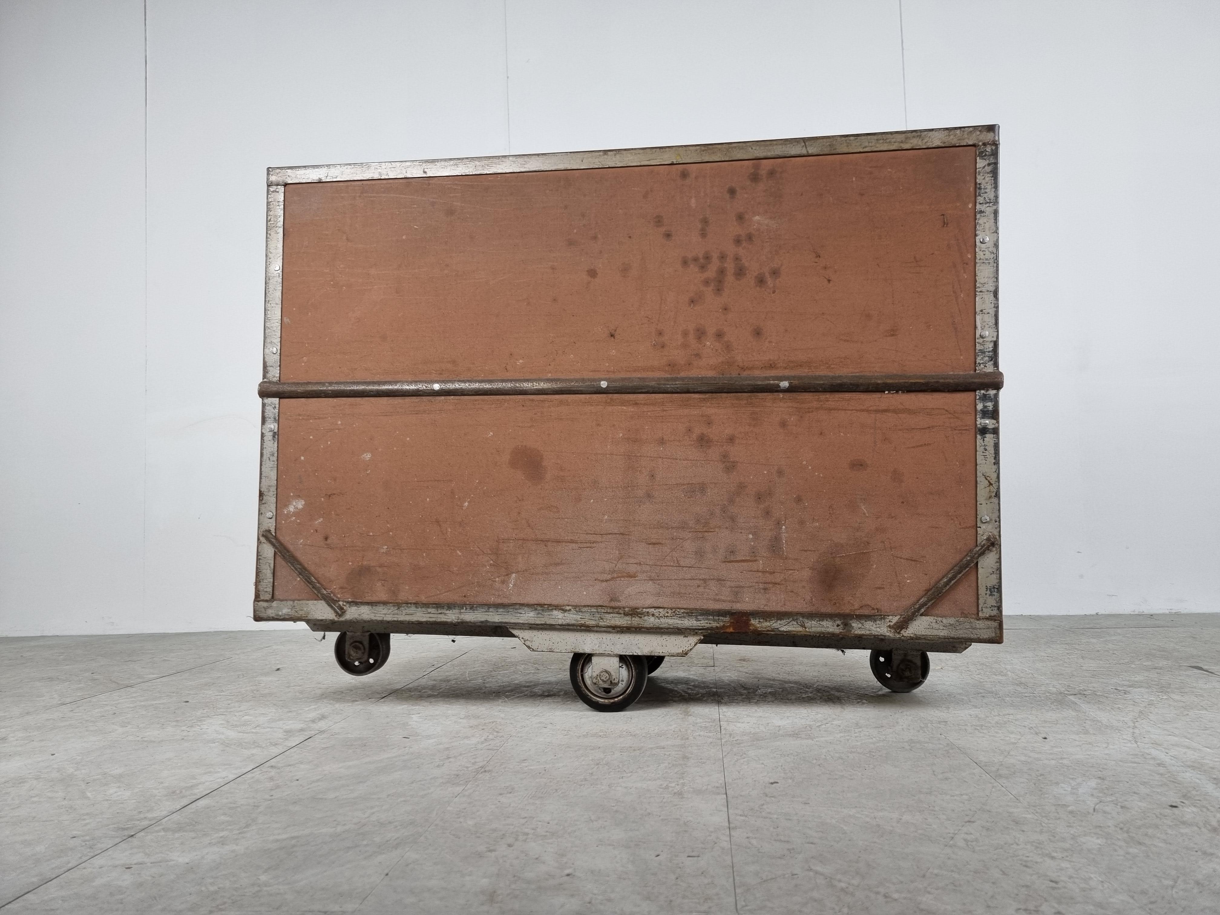 Attractive and very decorative industrial warehouse cart from the 1950s.

Nice wear, and still very sturdy and usable today.

Made from metal covered in vinyl.

Ideal to store wood, toys,... a unique and decorative storage item.

Original