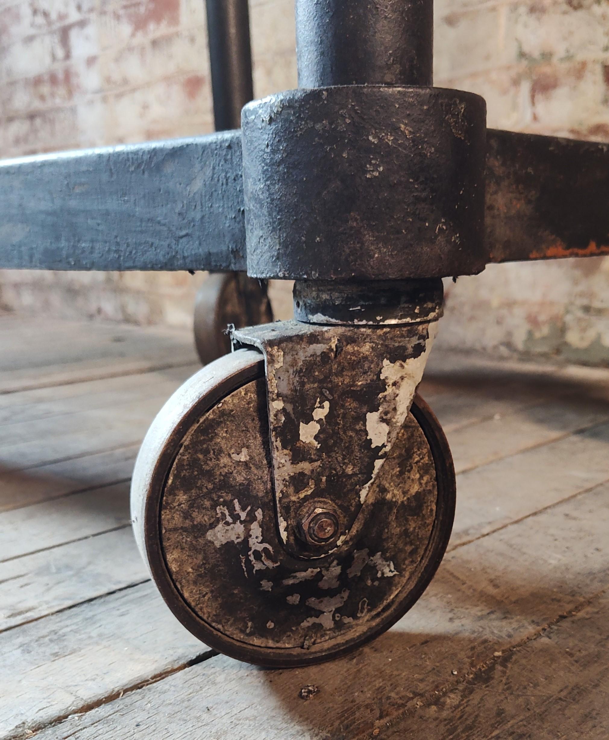 Carrito de bar de acero industrial vintage 4