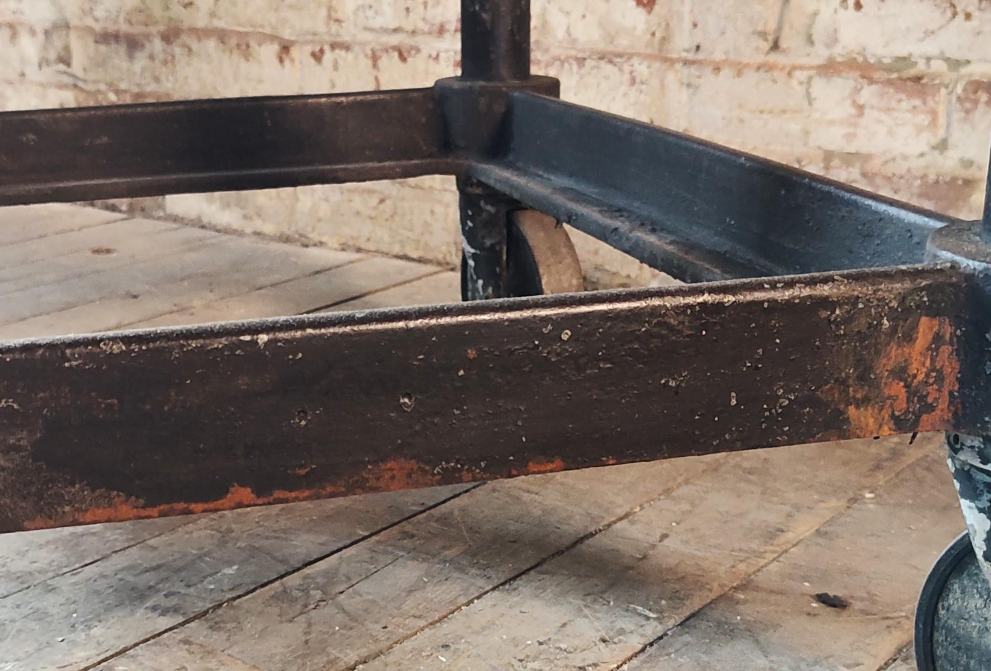 Carrito de bar de acero industrial vintage 6