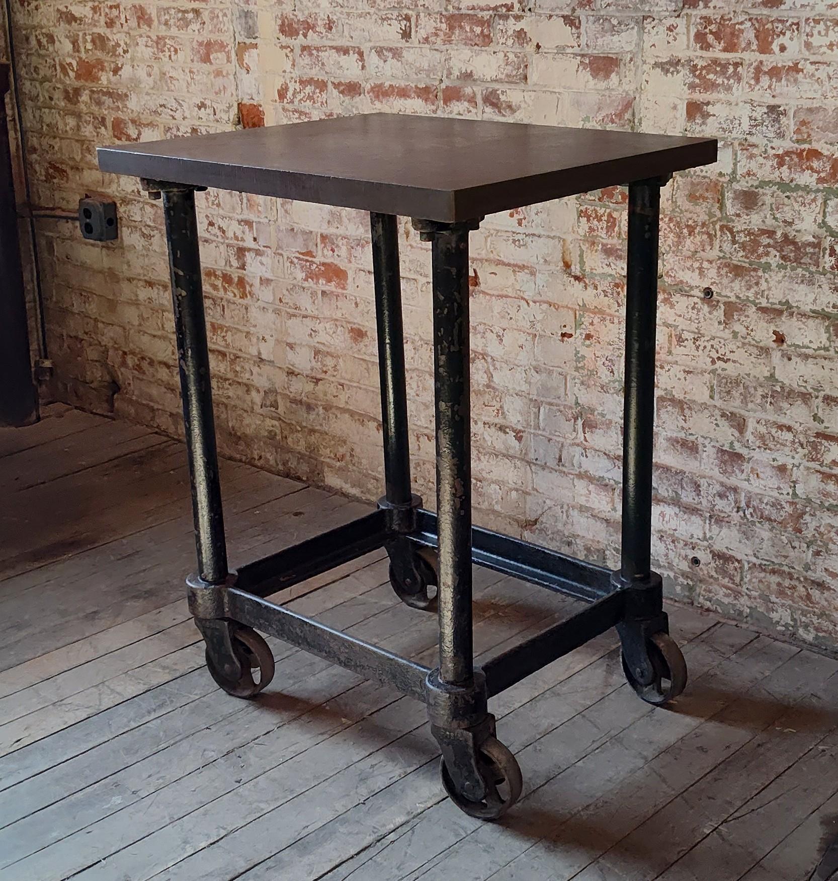 Carrito de bar de acero industrial vintage en Bueno estado para la venta en Oakville, CT