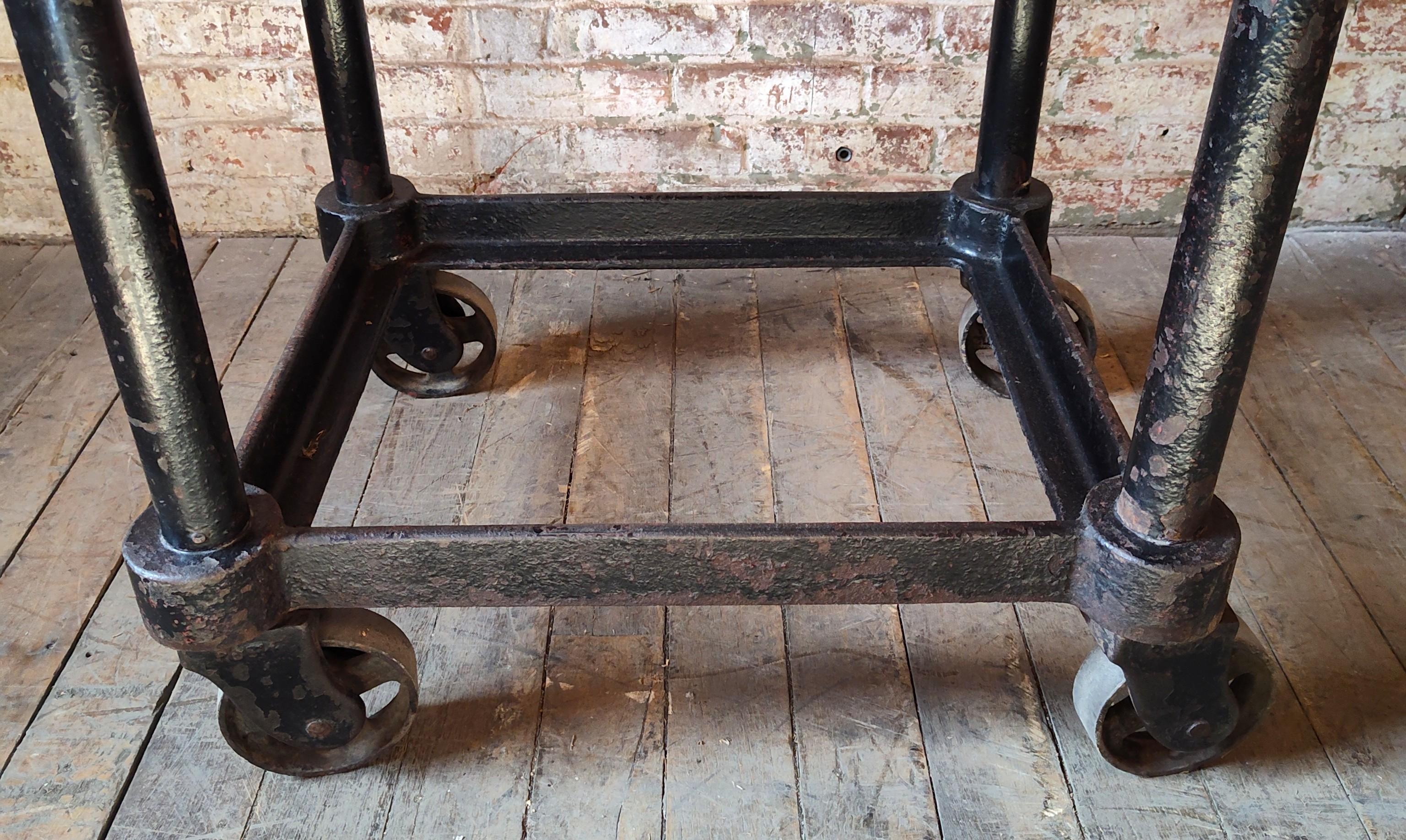 Carrito de bar de acero industrial vintage en venta 2