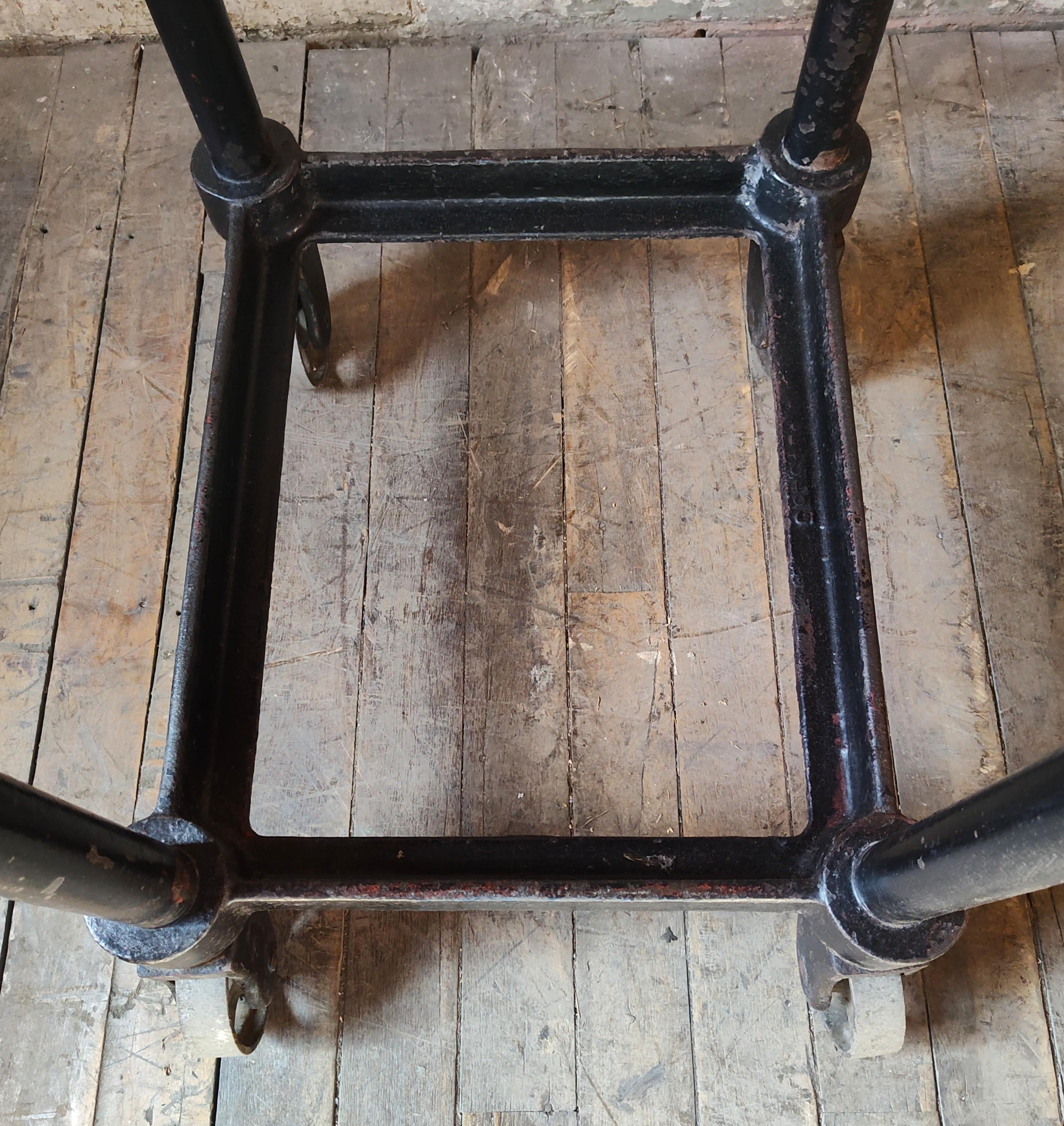 Carrito de bar de acero industrial vintage en venta 3