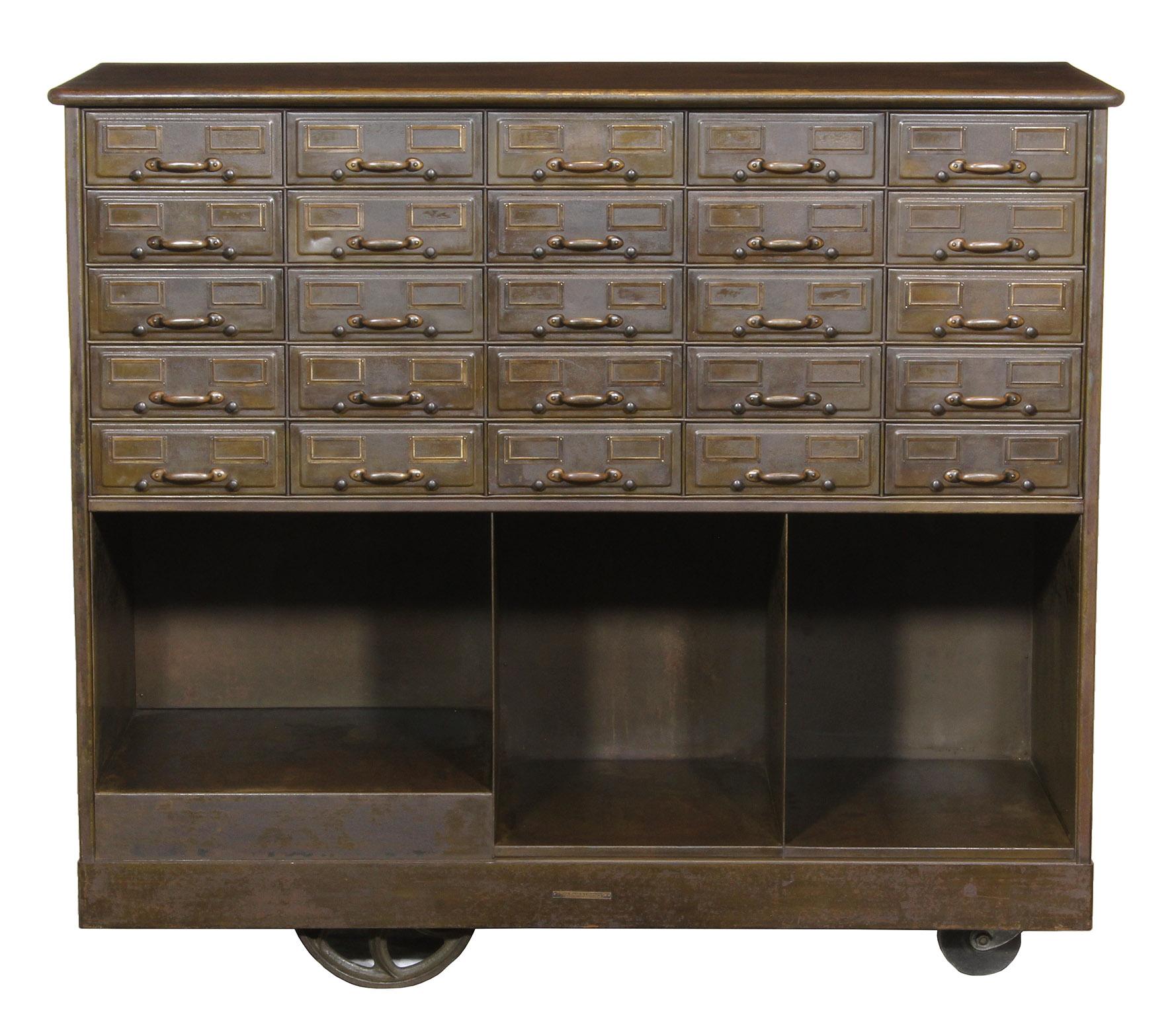 Vieille armoire/chariot industriel à plusieurs tiroirs en acier. Par Office Bank & Liberty Co.