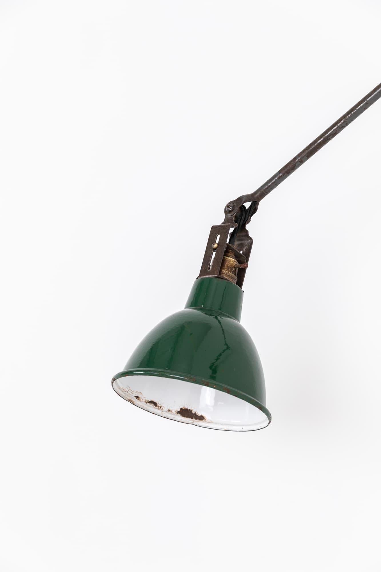 Milieu du XXe siècle Lampe de bureau industrielle vintage Dugdills Machinist's Wall Desk Lamp, C.1930 en vente