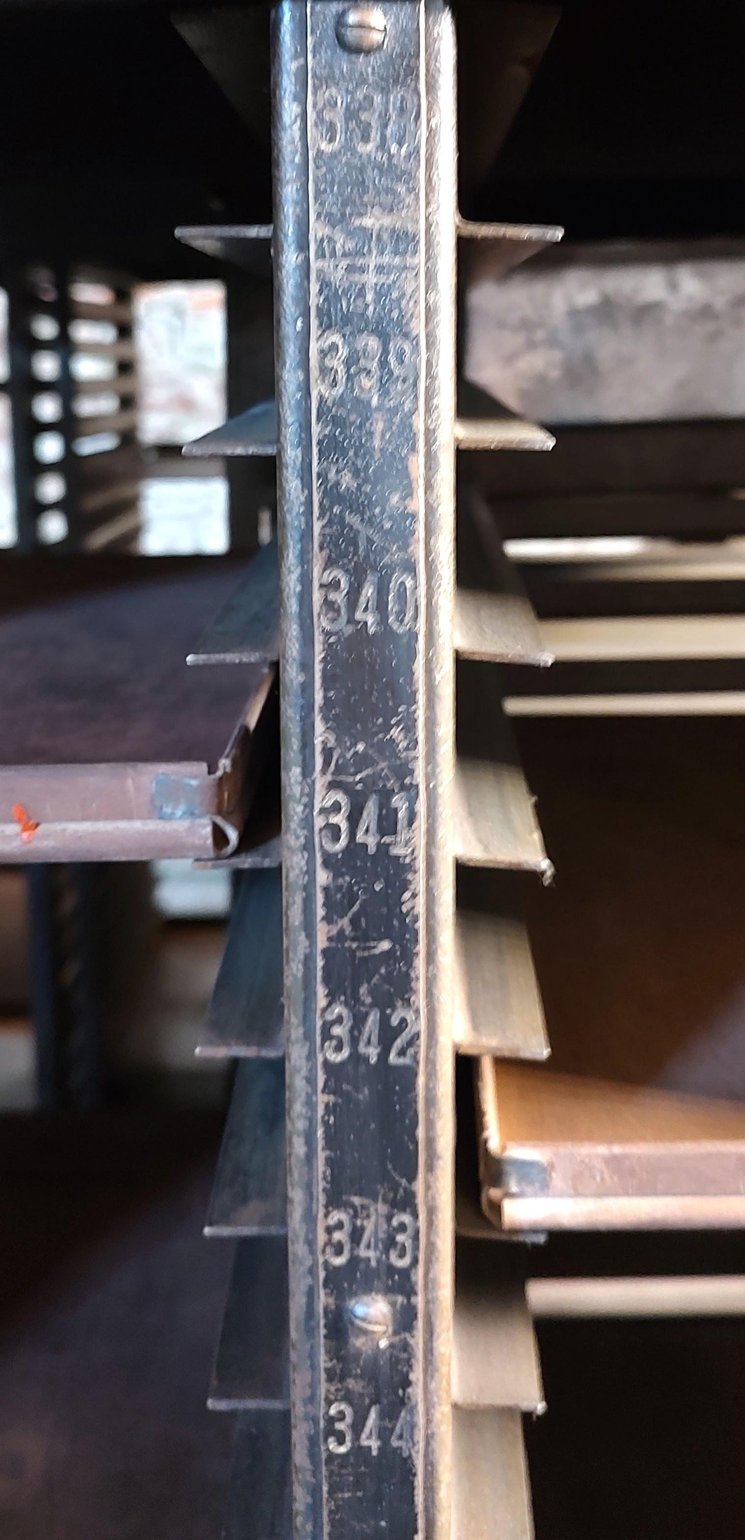 Table / îlot vintage industriel en acier imposant en vente 10