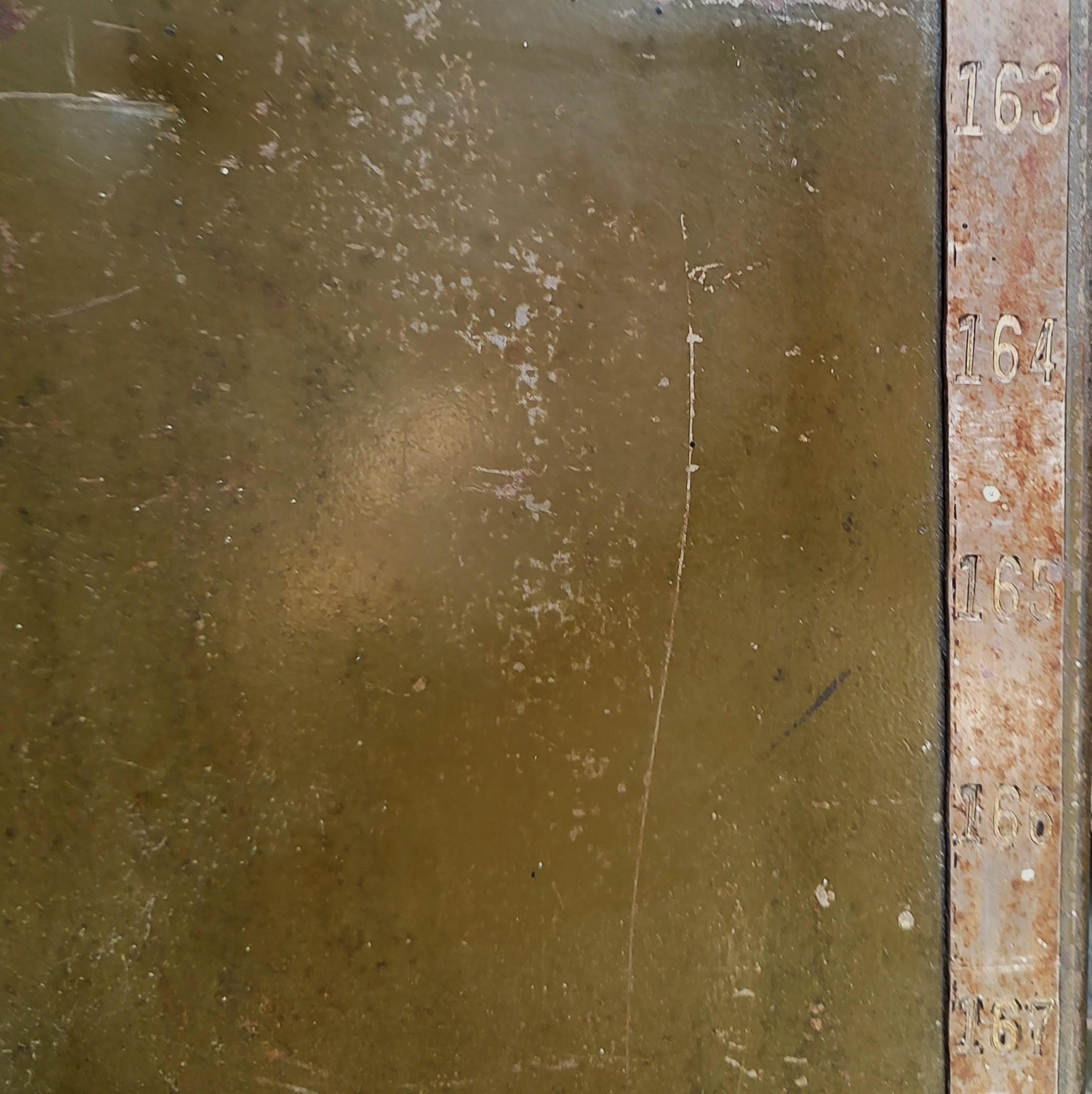 Table / îlot vintage industriel en acier imposant en vente 11