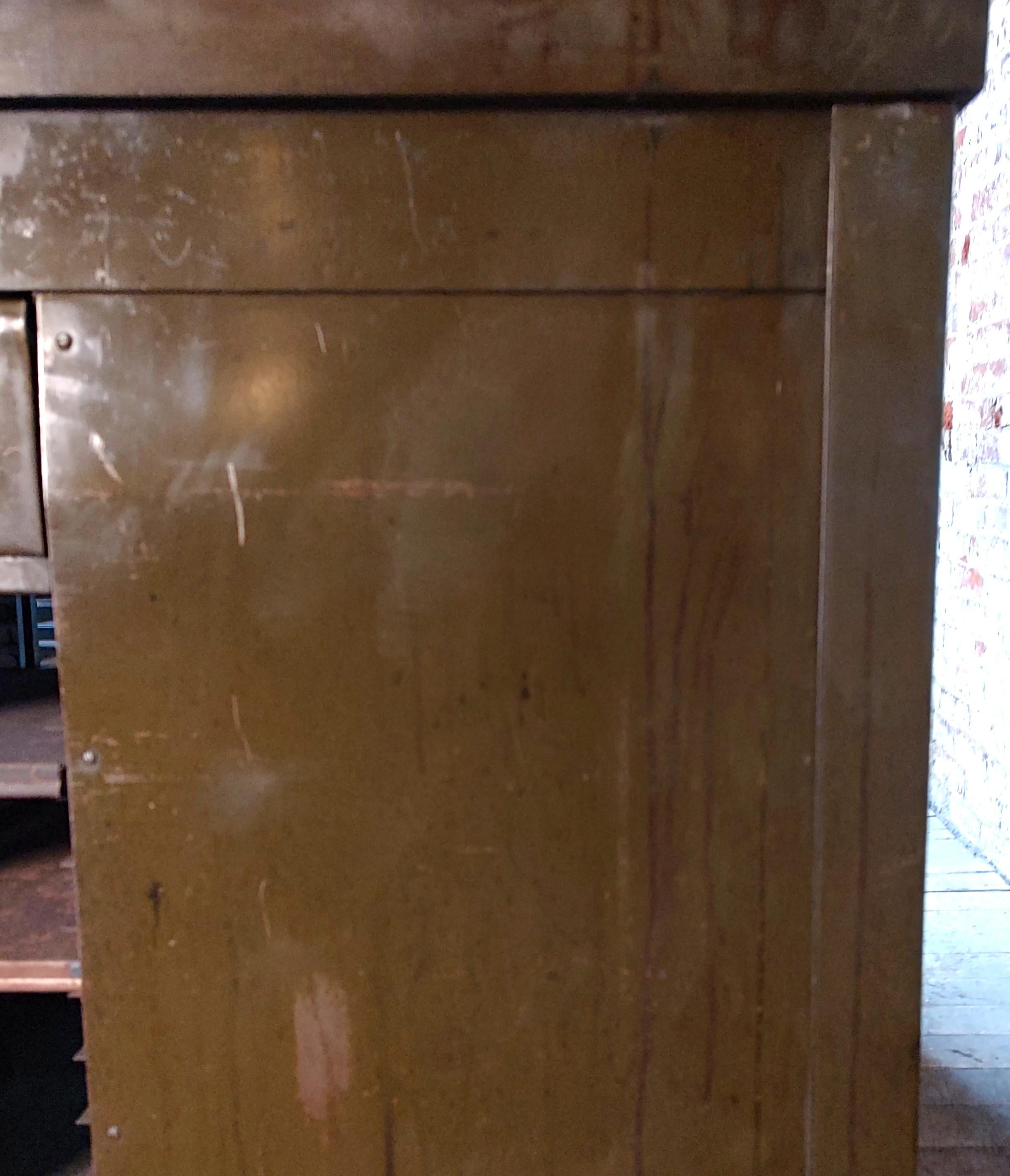 Table / îlot vintage industriel en acier imposant en vente 12