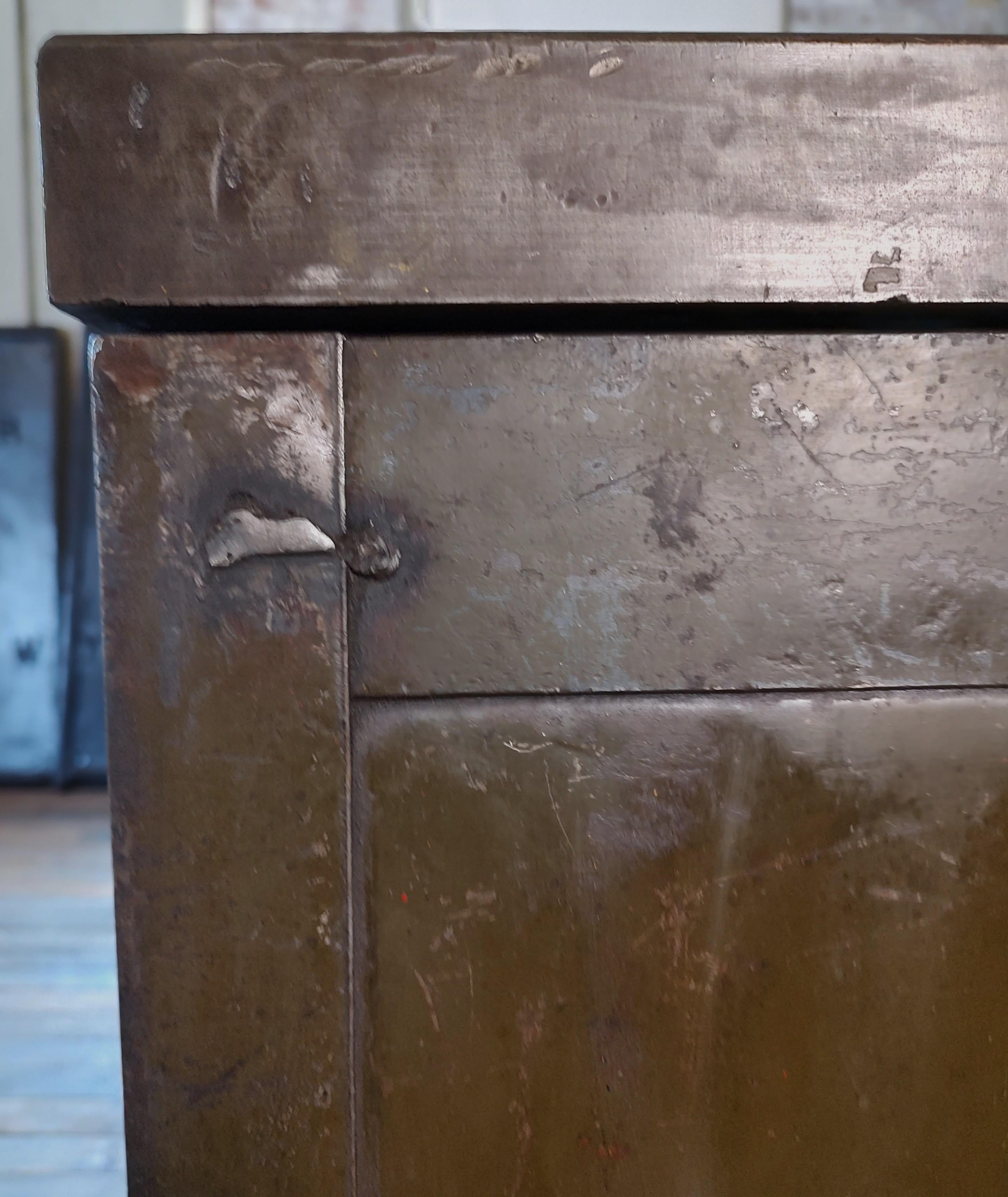 Table / îlot vintage industriel en acier imposant en vente 13