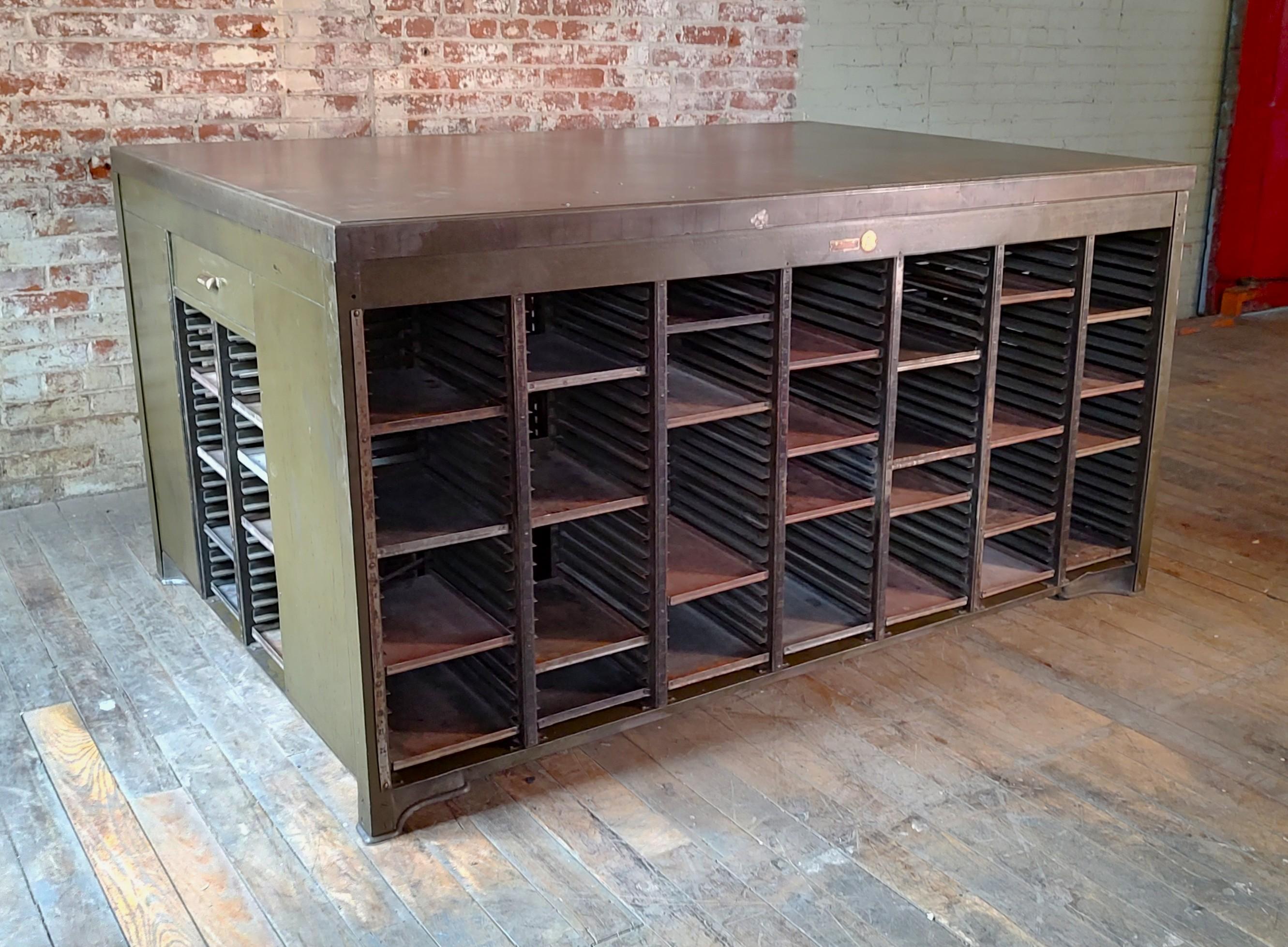 Table de travail d'imprimante en acier par Hamilton Manufacturing Co. Two Rivers, WI

Dimensions globales : 51