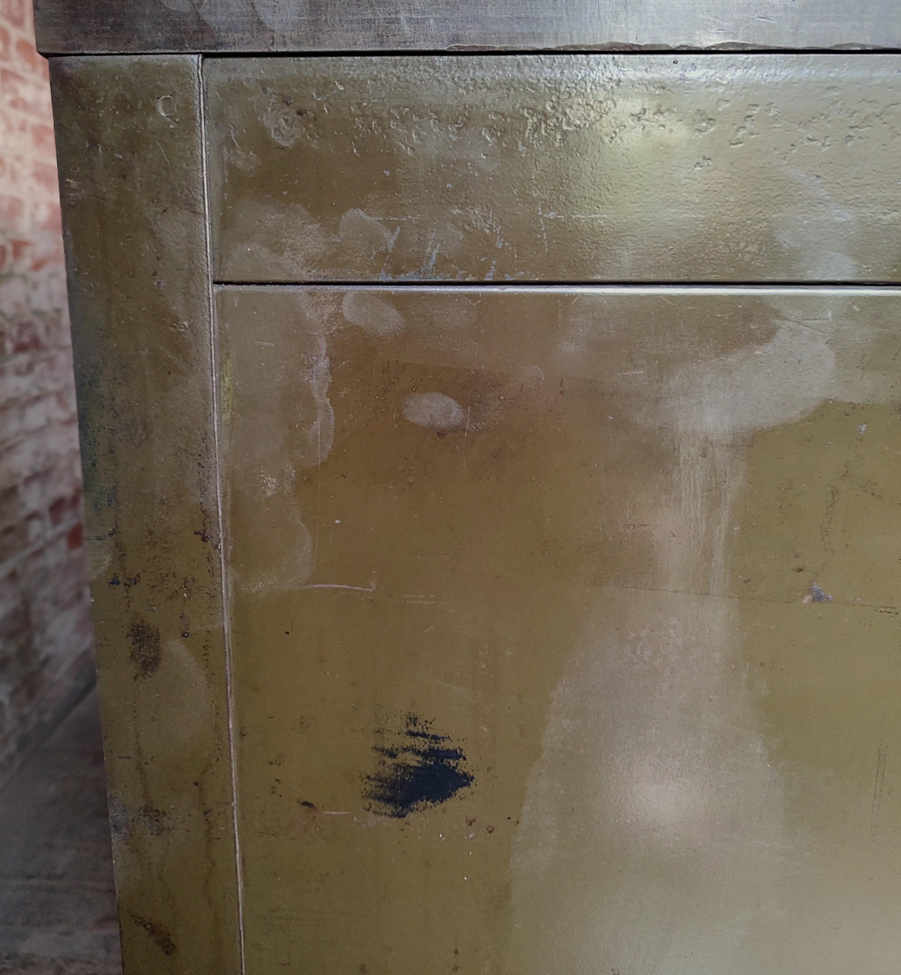 Table / îlot vintage industriel en acier imposant en vente 14