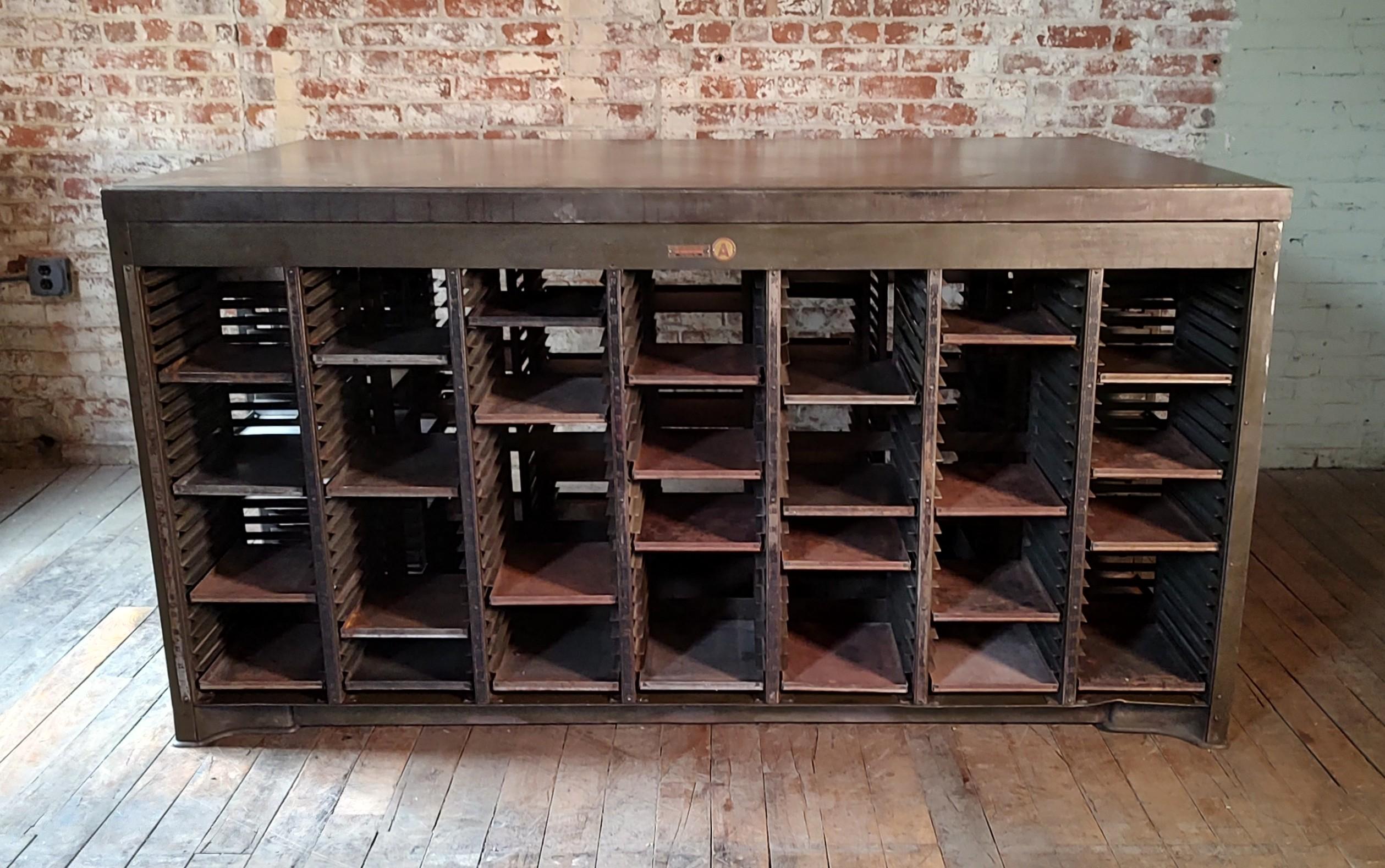 Américain Table / îlot vintage industriel en acier imposant en vente