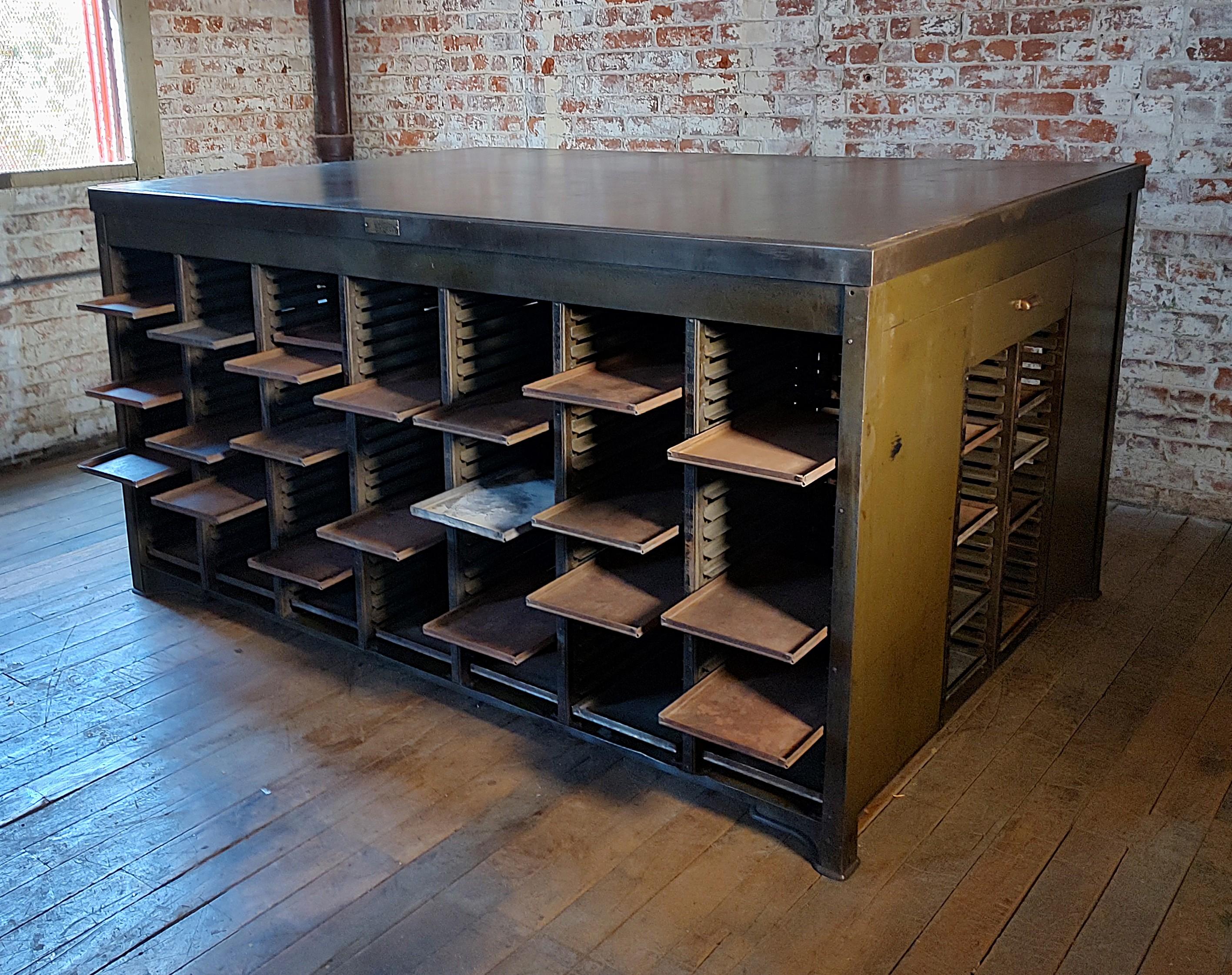 Table / îlot vintage industriel en acier imposant Bon état - En vente à Oakville, CT