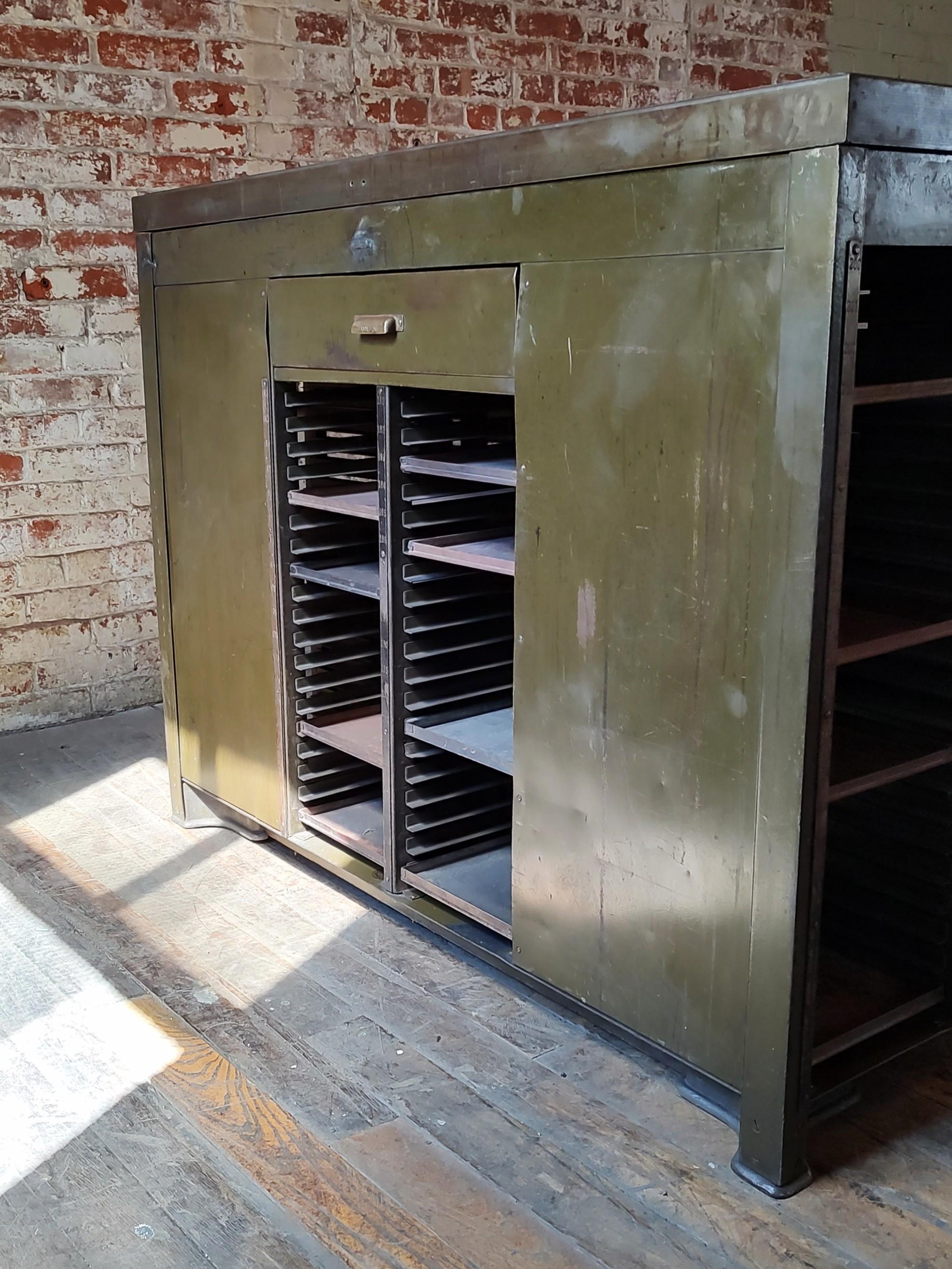 20ième siècle Table / îlot vintage industriel en acier imposant en vente