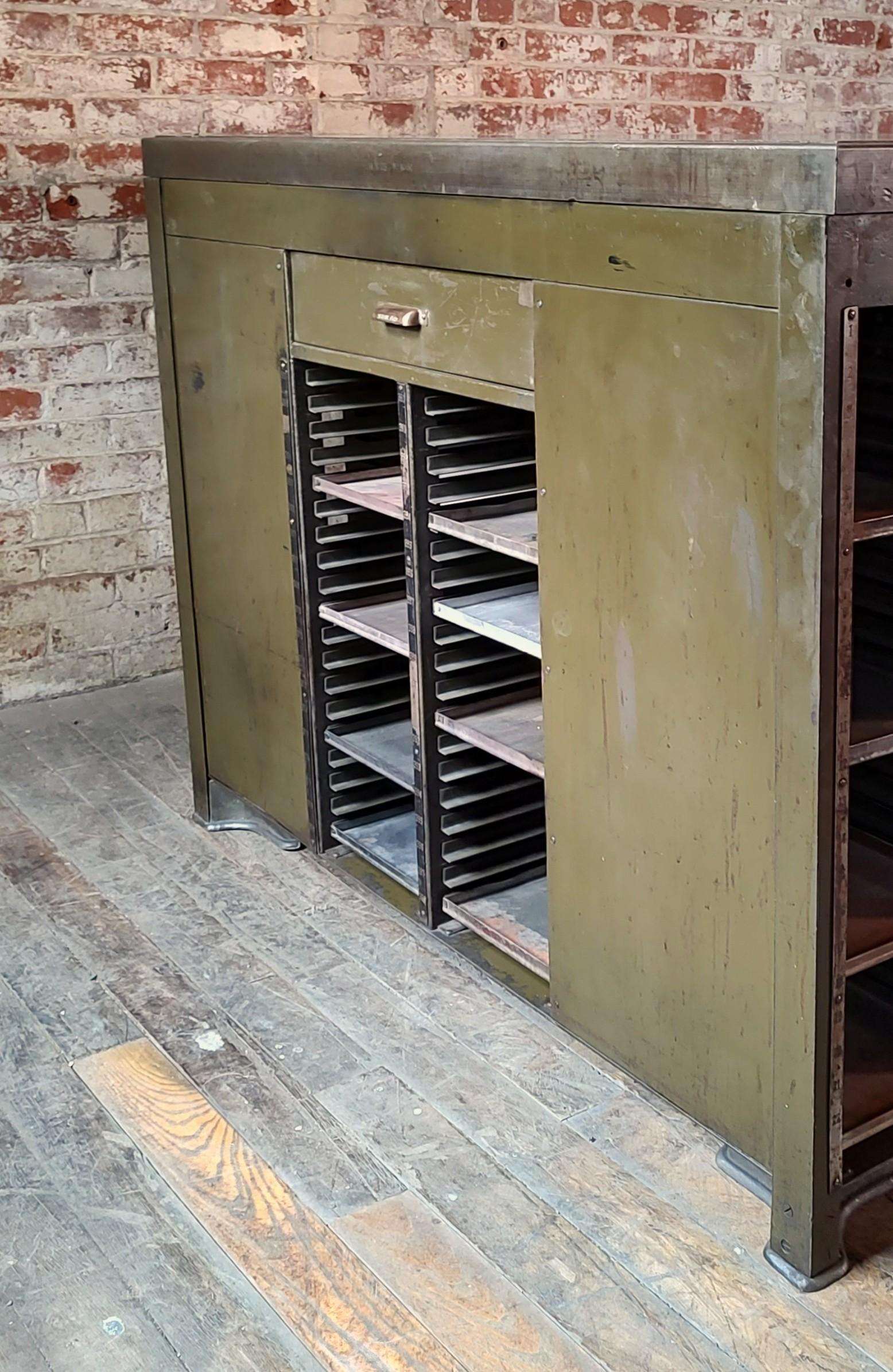 Acier Table / îlot vintage industriel en acier imposant en vente