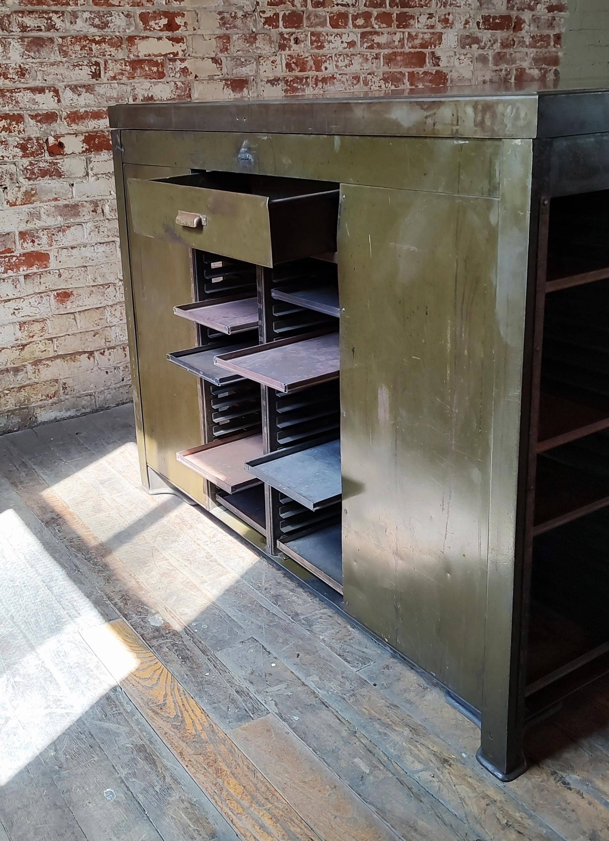 Table / îlot vintage industriel en acier imposant en vente 1