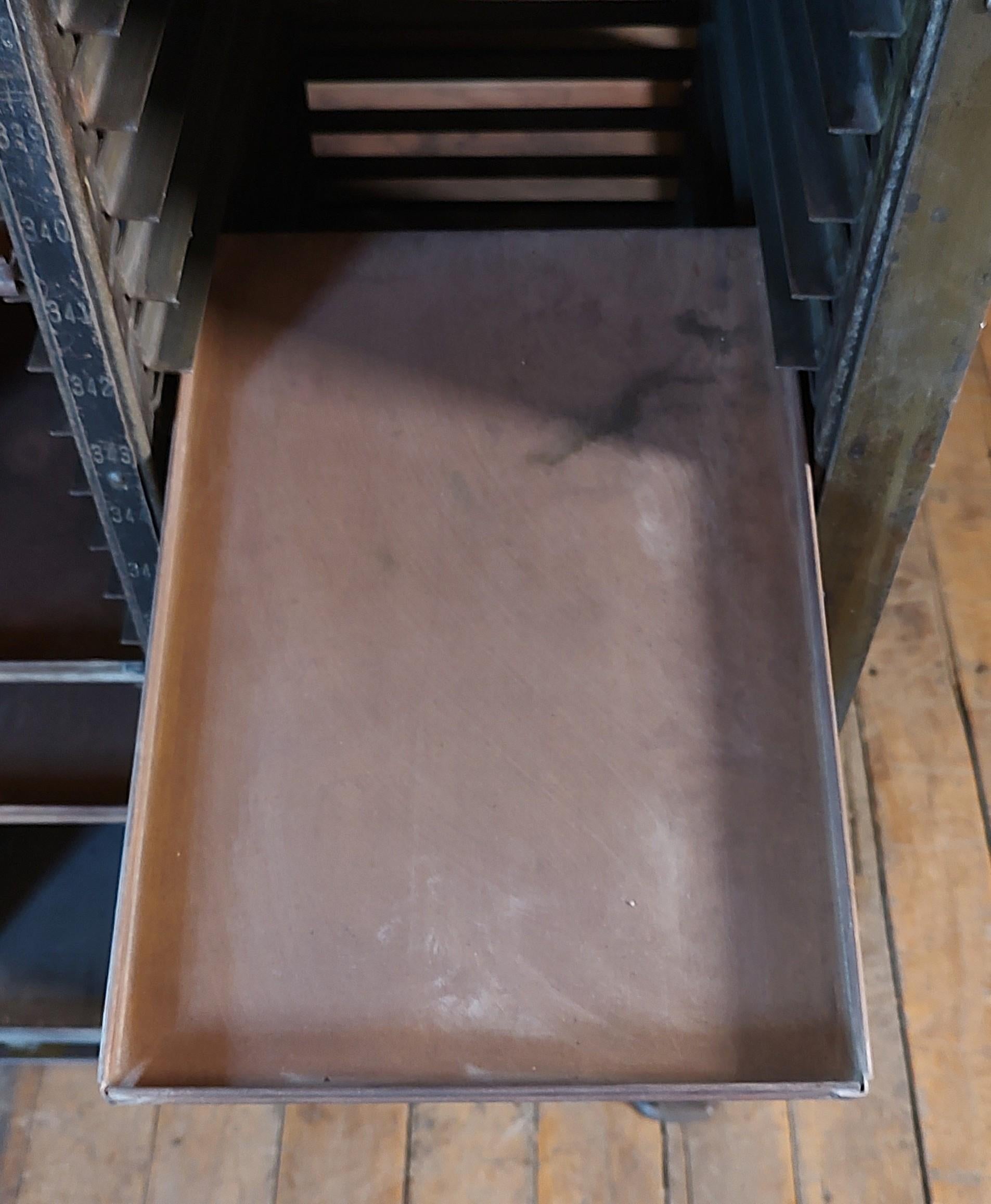 Table / îlot vintage industriel en acier imposant en vente 3