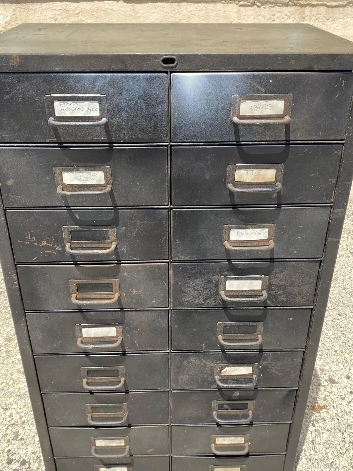 Vintage Industrial Steel Metal 18 Drawer Machinist Chest Garage Parts Cabinet In Good Condition In Philadelphia, PA