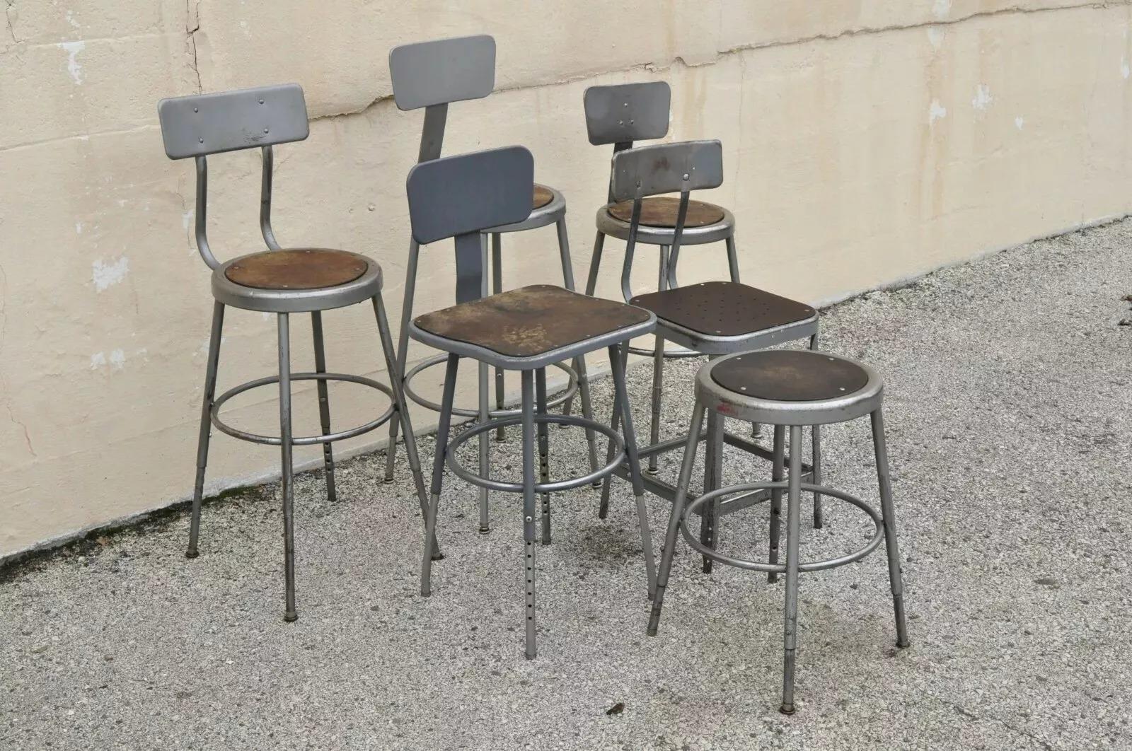 Lot de six tabourets de travail en métal, acier et acier industriel Vintage By. La liste comprend 6 tabourets de travail industriels en acier, certains avec dossier et hauteur réglables, sièges en masonite, très bel ensemble vintage, qualité
