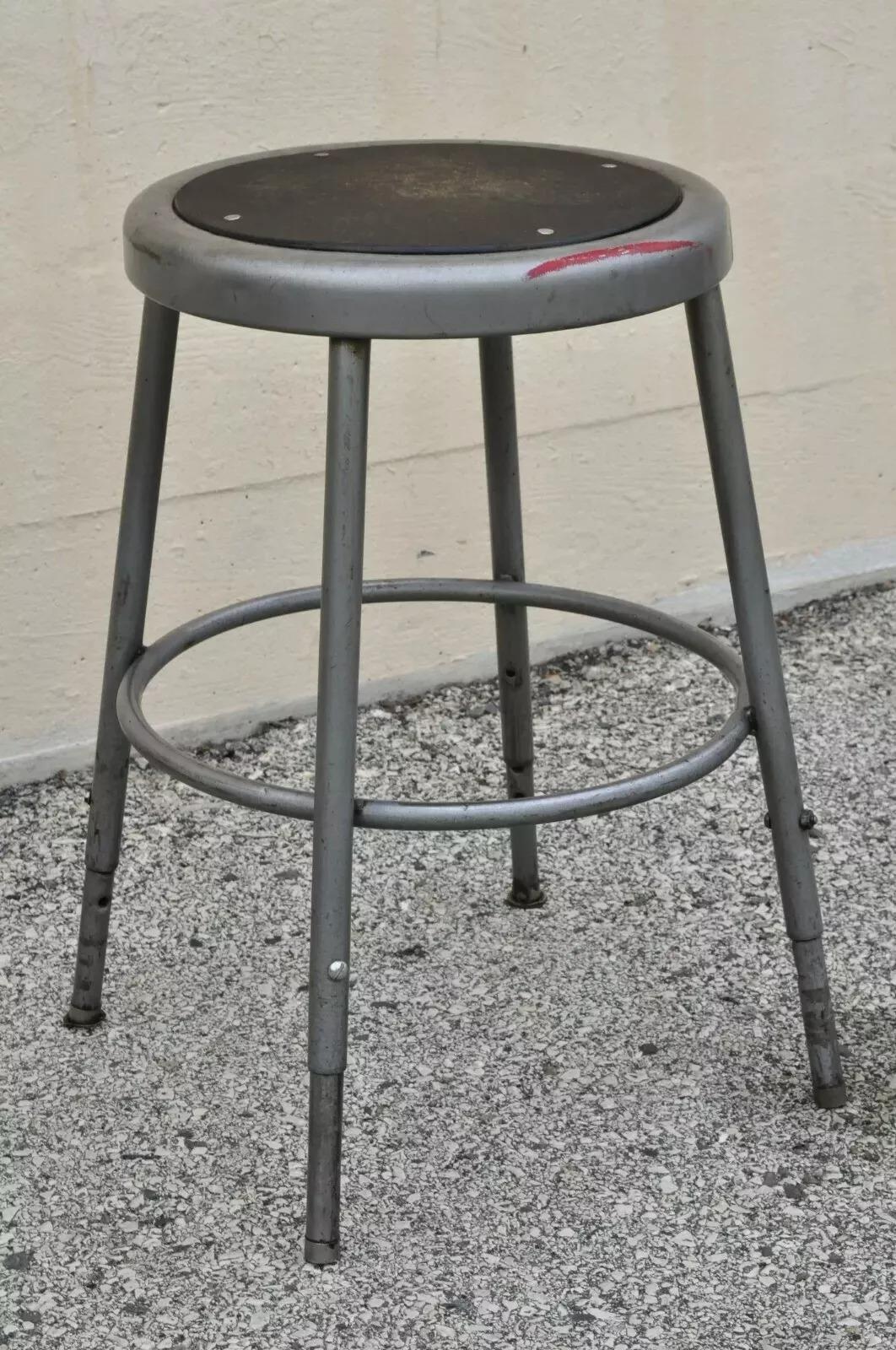 Tabourets de travail industriels vintage en acier et métal - Ensemble de 6 pièces Bon état - En vente à Philadelphia, PA