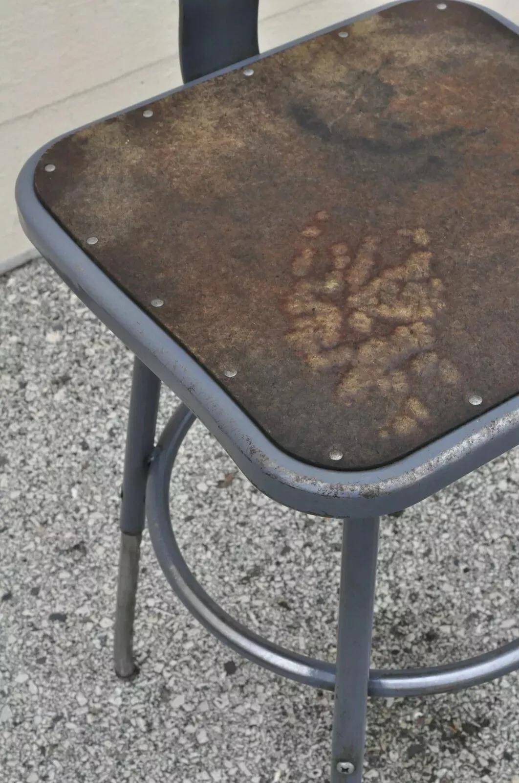 Tabourets de travail industriels vintage en acier et métal - Ensemble de 6 pièces en vente 1
