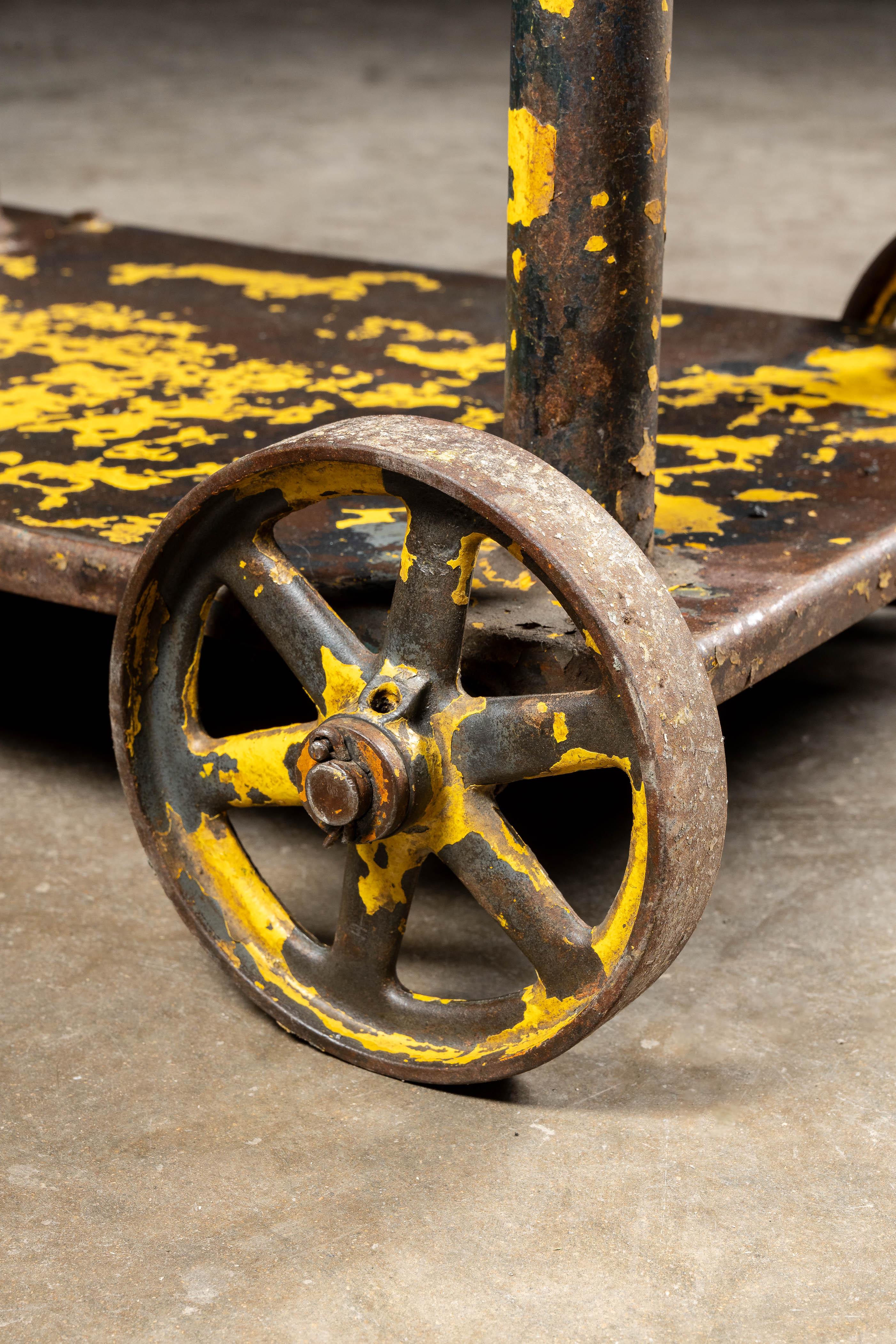 Carro rodante de acero industrial vintage en venta 7