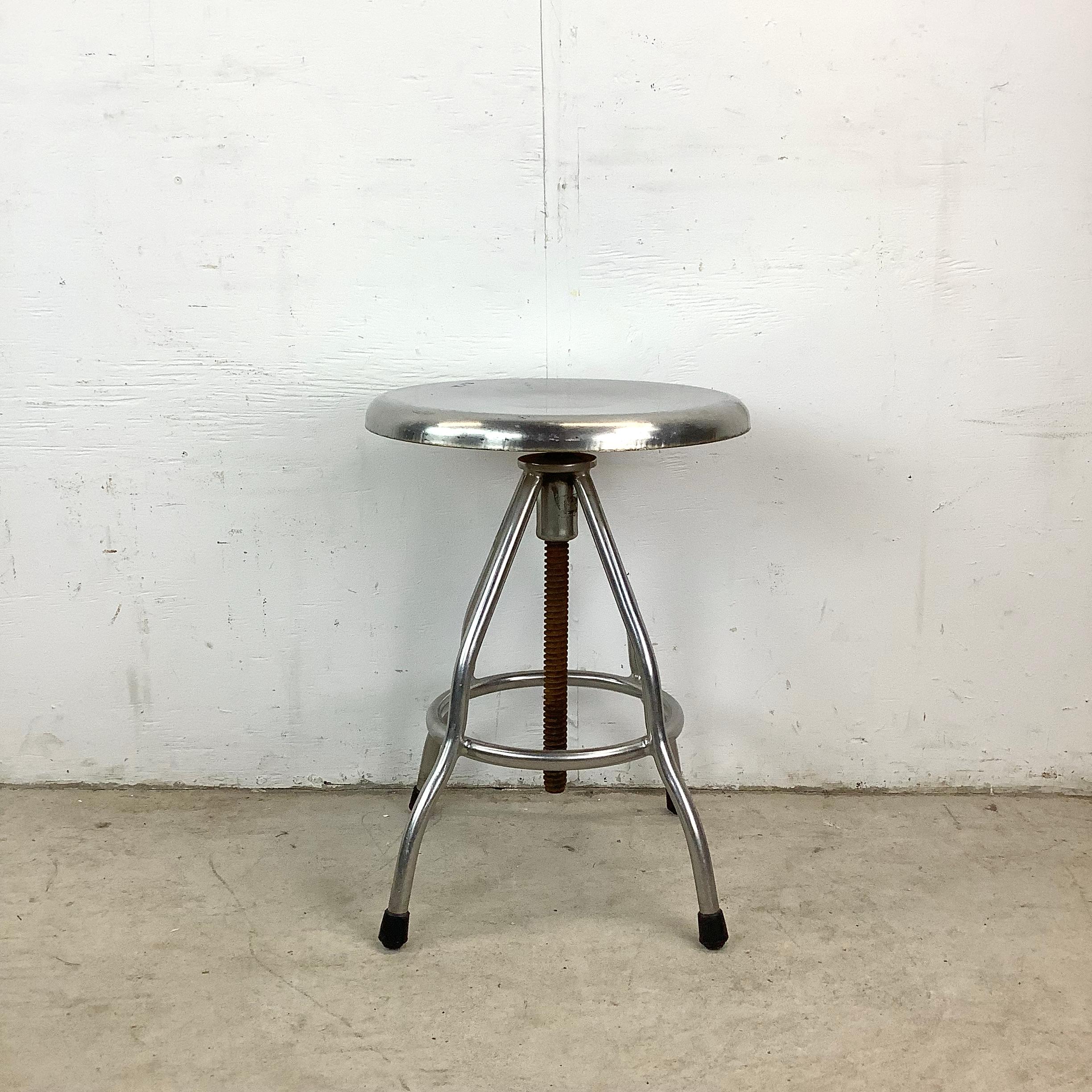 Esempio di design industriale vintage, questo sgabello in acciaio è un esempio di utilità e artigianato minimalista. Realizzato in robusto acciaio, presenta una finitura industriale grezza che enfatizza l'etica di forma e funzione degli arredi di