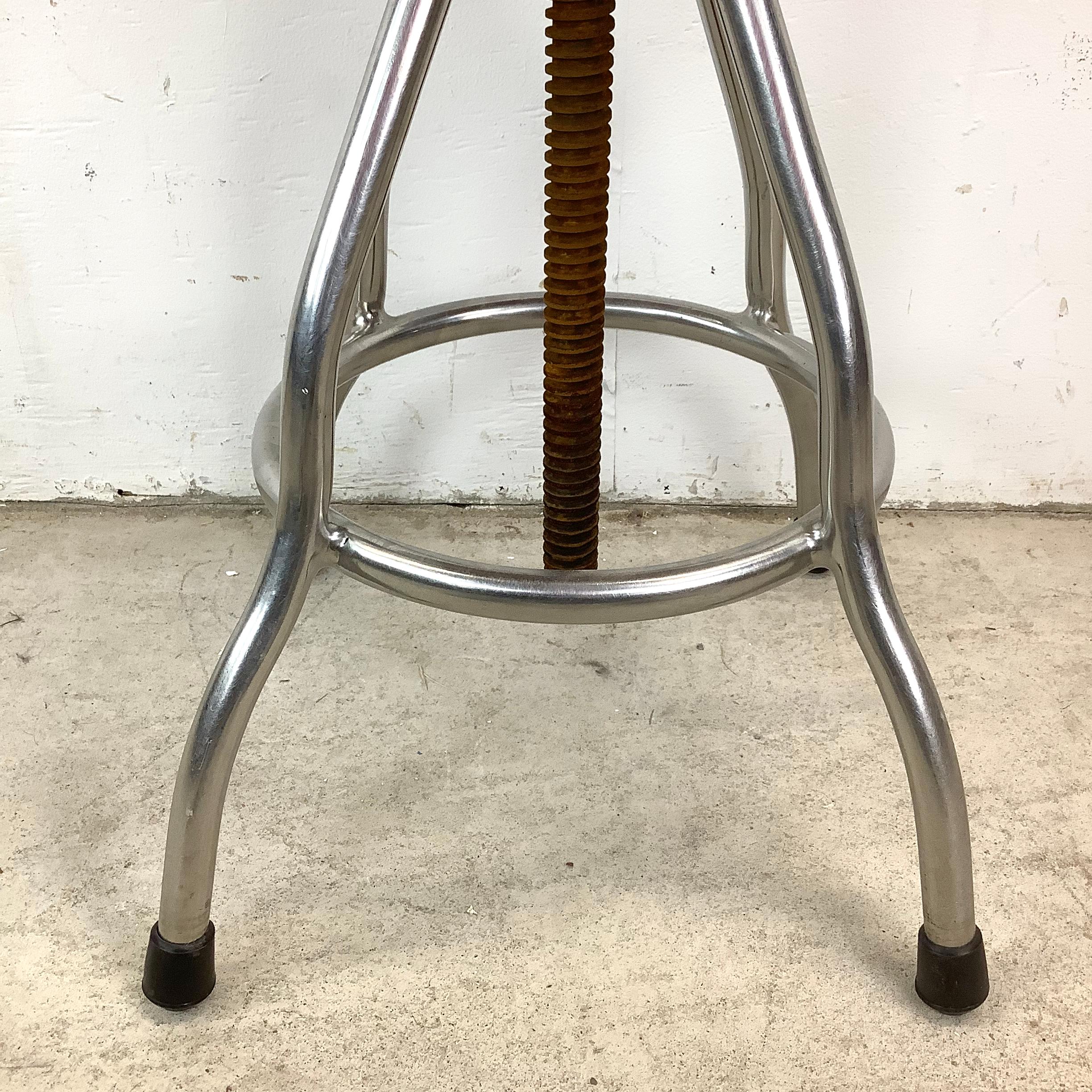 Sgabello girevole industriale vintage in acciaio In condizioni discrete in vendita a Trenton, NJ