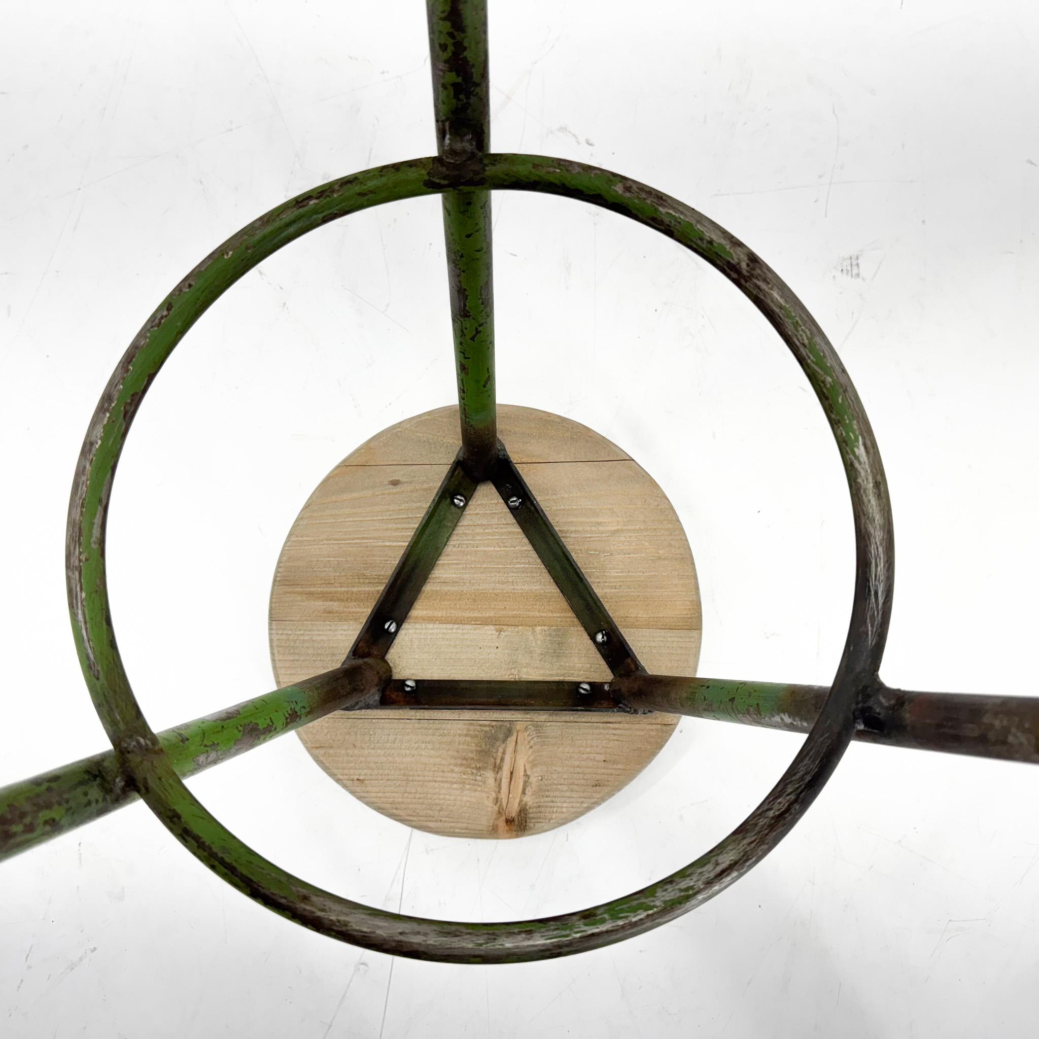 Dreibein-Hocker aus Industriestahl und Holz im Vintage-Stil, 1950er Jahre im Angebot 3