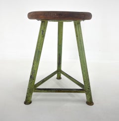 Sgabello treppiede industriale vintage in acciaio e Wood, anni '50