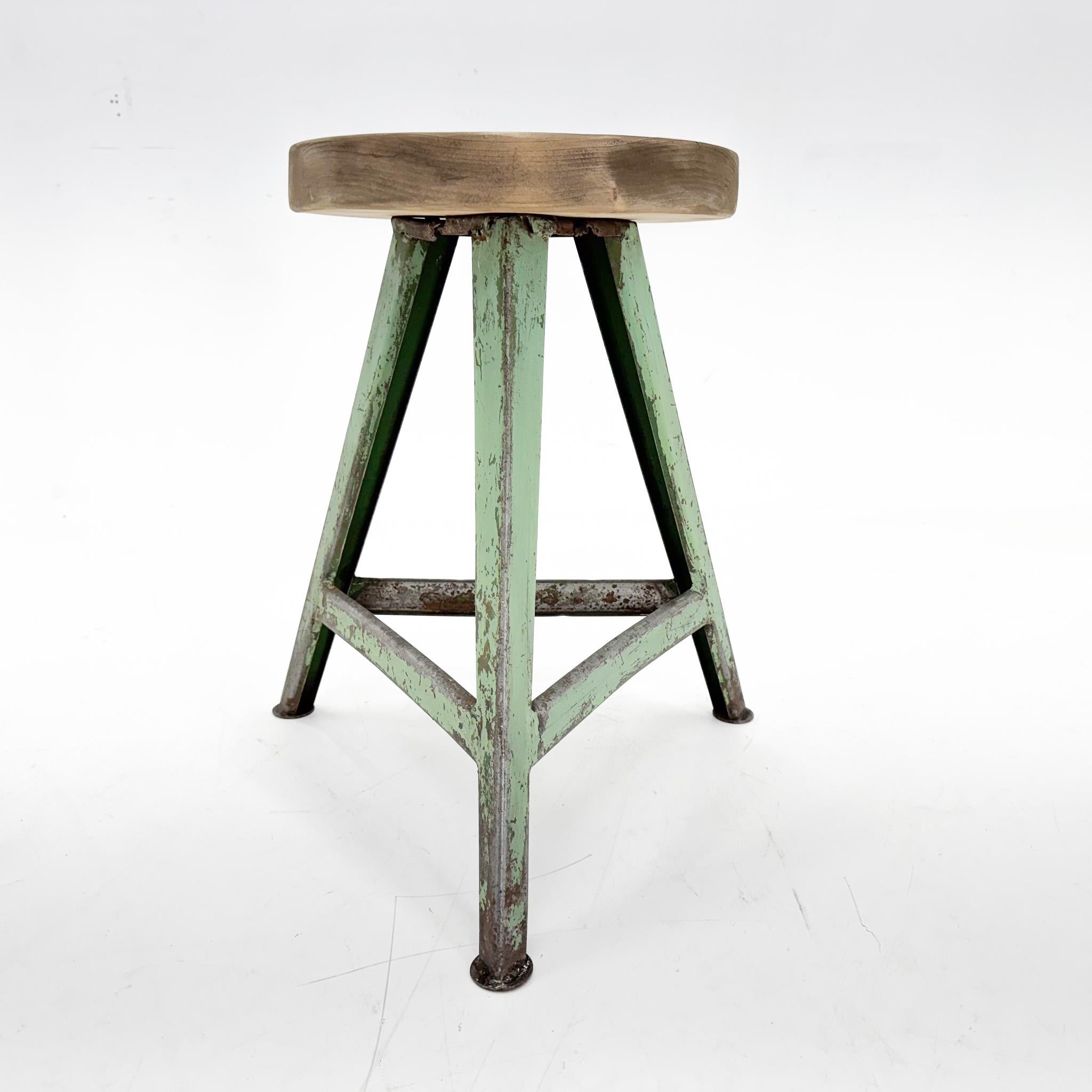 Dreibein-Hocker aus Industriestahl und Holz im Vintage-Stil, 1950er Jahre (Stahl) im Angebot