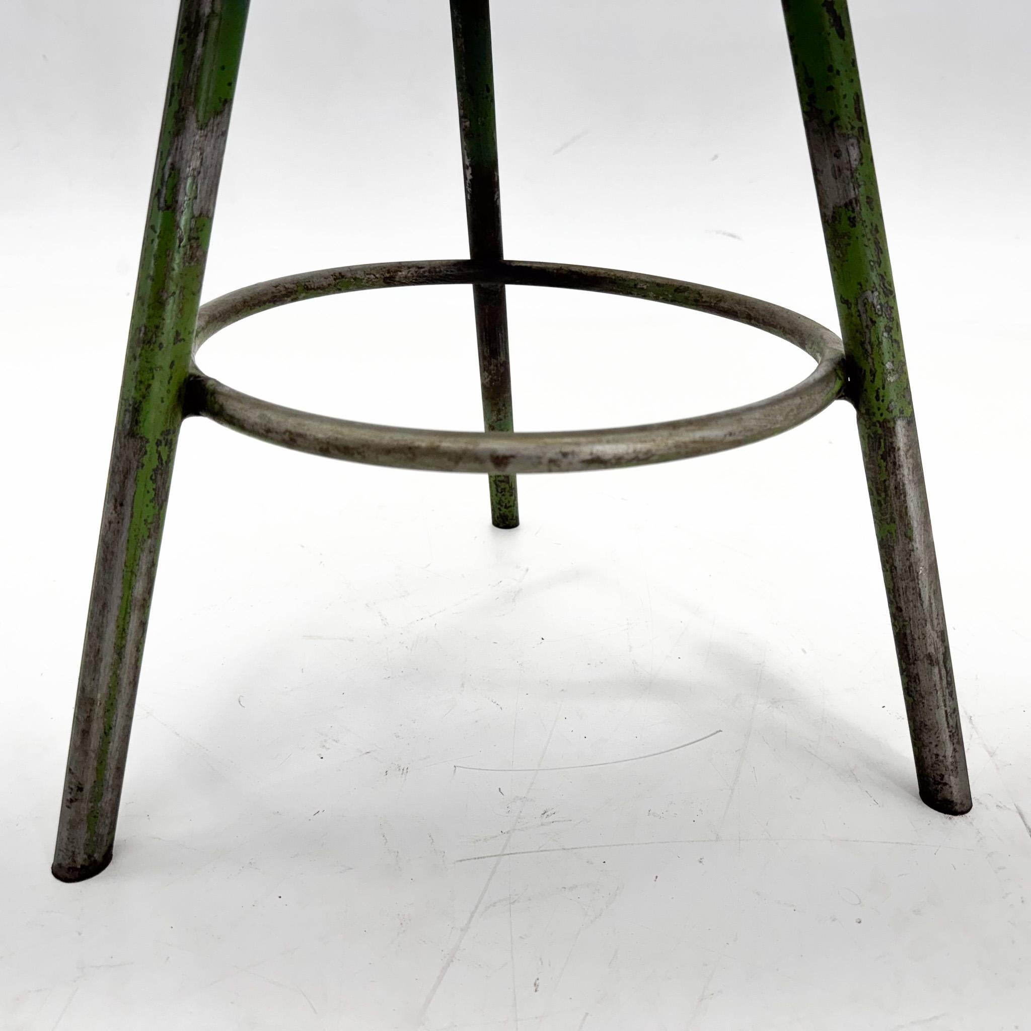 Dreibein-Hocker aus Industriestahl und Holz im Vintage-Stil, 1950er Jahre im Angebot 1