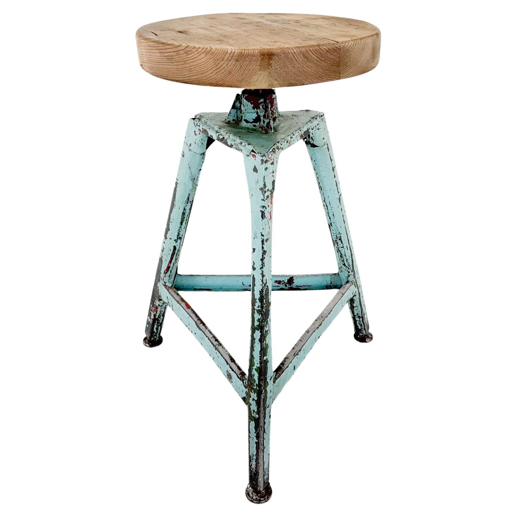 Tabouret tripode industriel vintage en acier et bois, années 1950 en vente