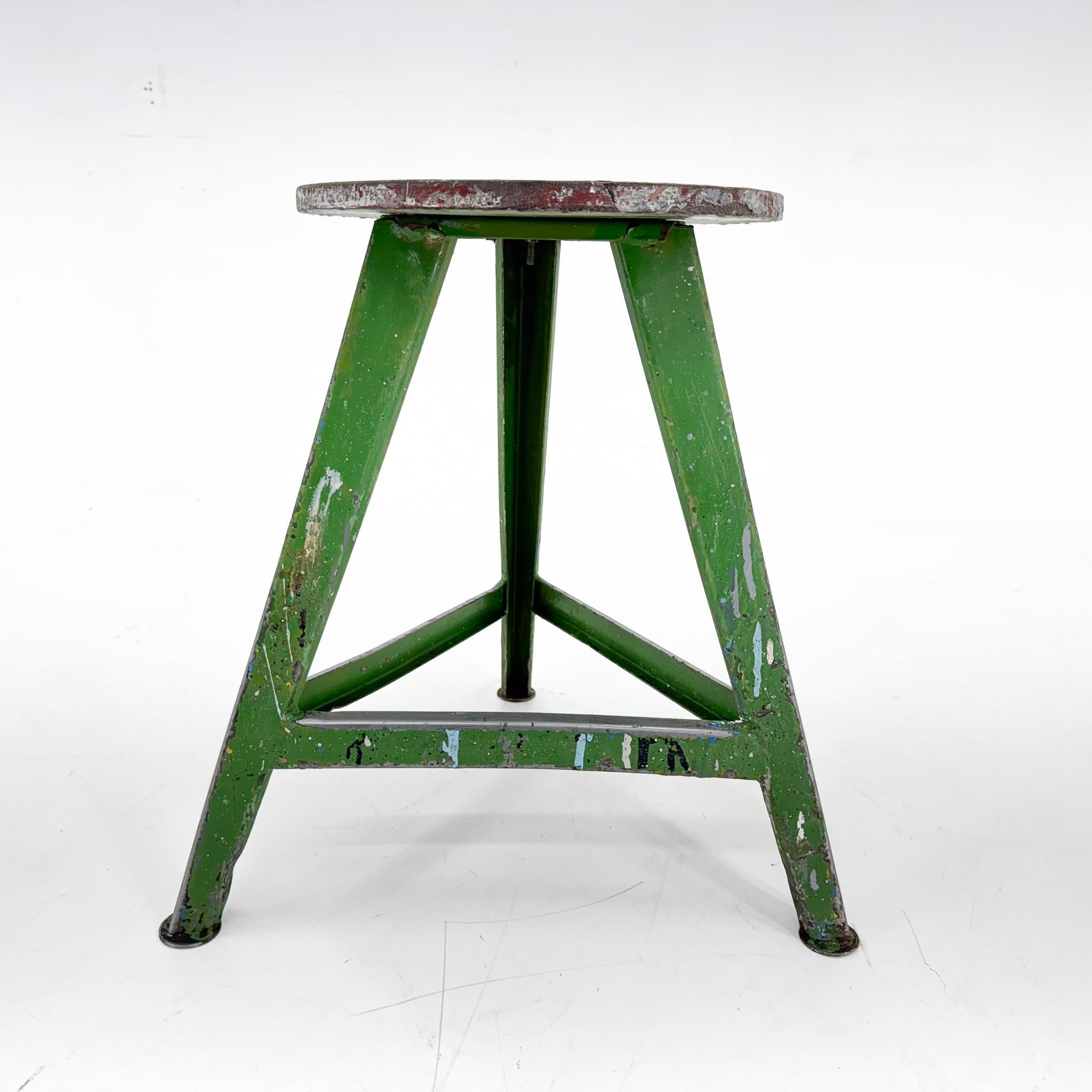 Vintage Industrial Steel & Wood Tripod Stool with Original Patina, 1950's For Sale 5