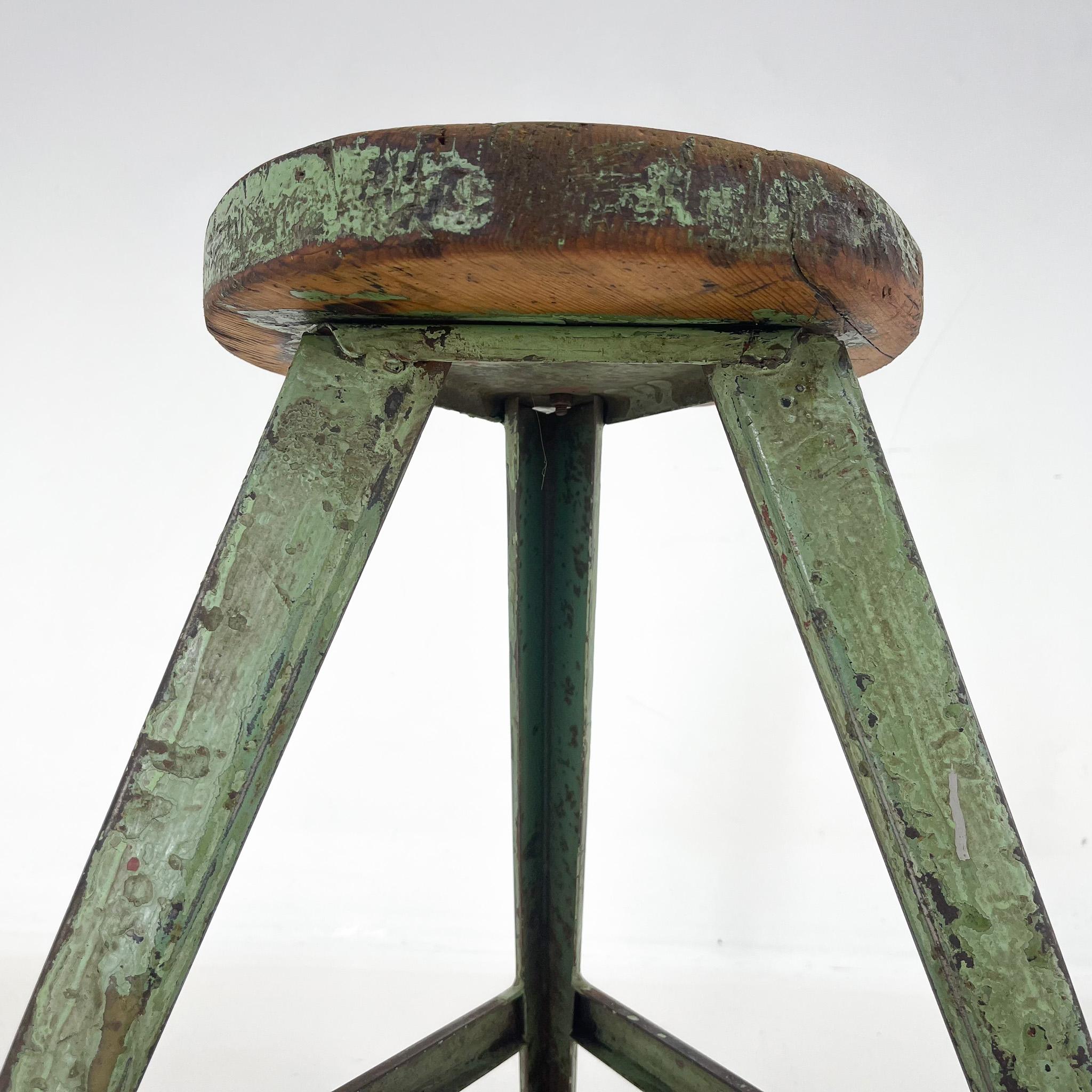 Vintage Industrial Steel & Wood Tripod Stool with Original Patina, 1950s In Good Condition In Praha, CZ