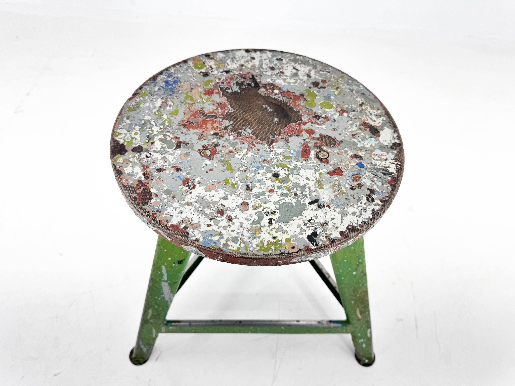 Vintage Industrial Steel & Wood Tripod Stool with Original Patina, 1950's In Good Condition For Sale In Praha, CZ