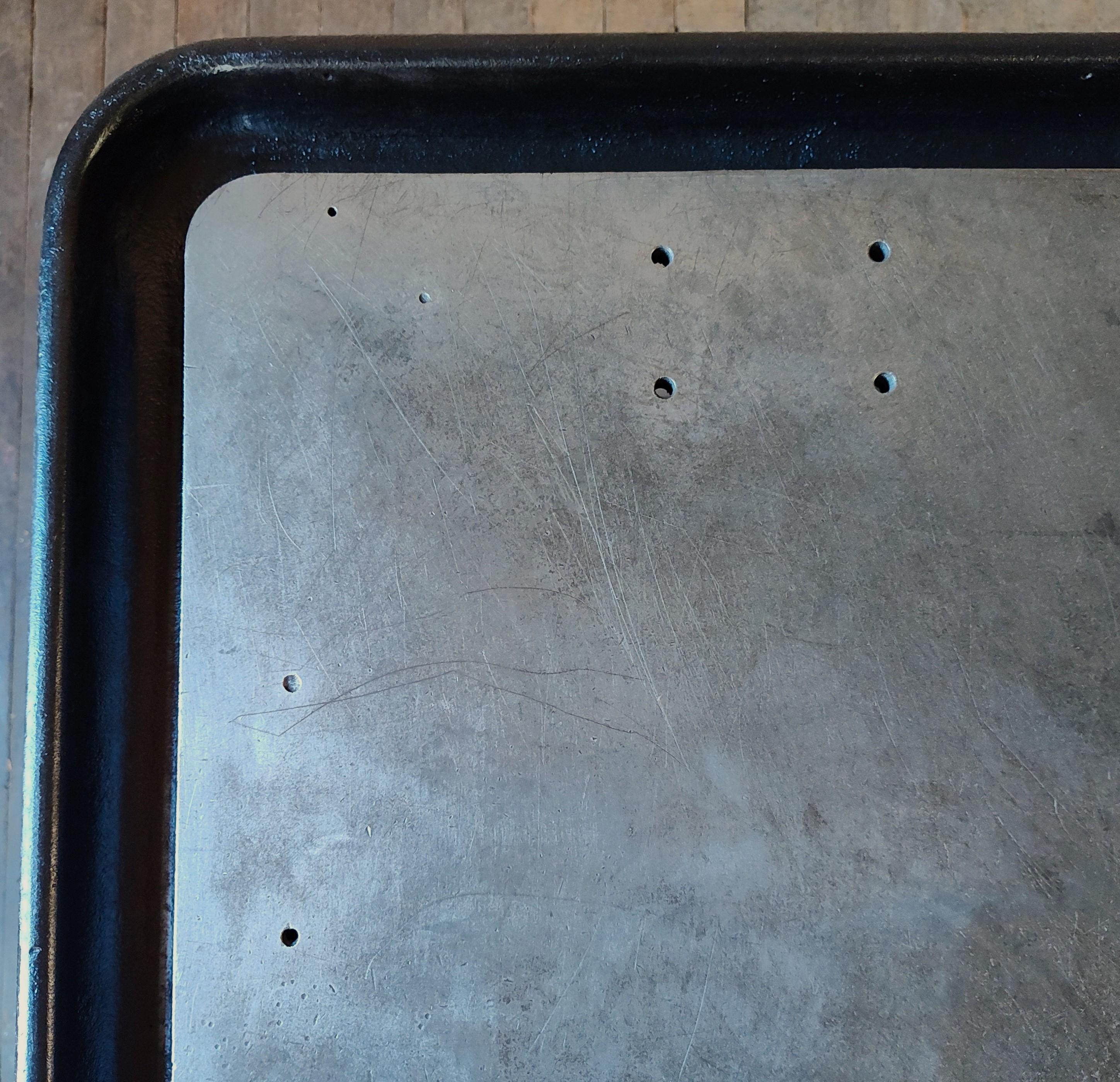 Table de travail/île vintage en acier industriel en vente 4