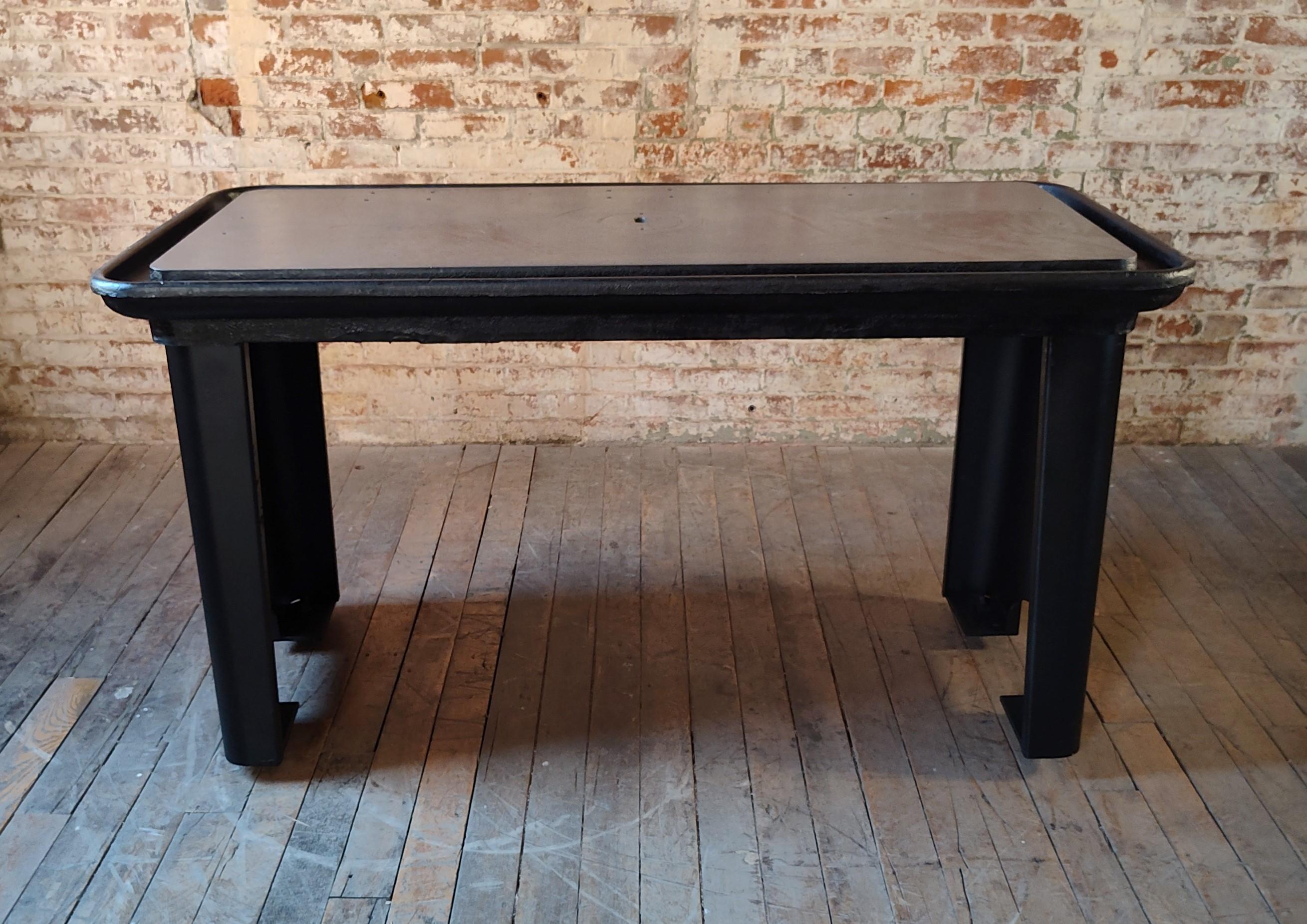 Américain Table de travail/île vintage en acier industriel en vente