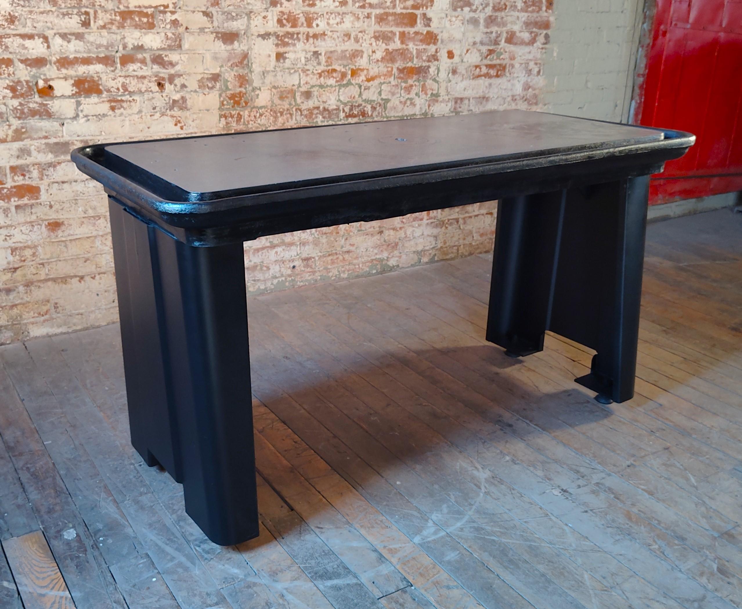 Moulage Table de travail/île vintage en acier industriel en vente