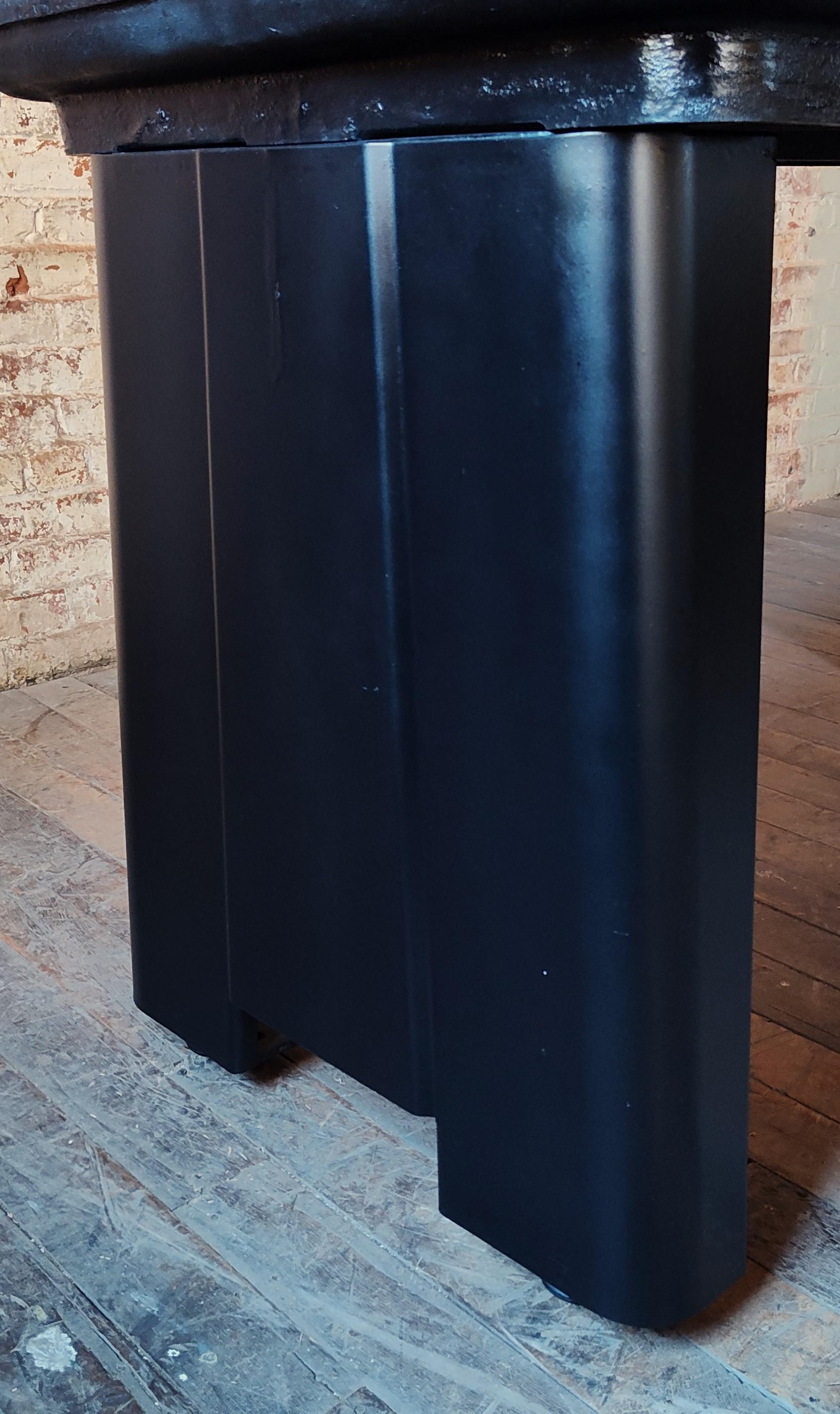 20ième siècle Table de travail/île vintage en acier industriel en vente