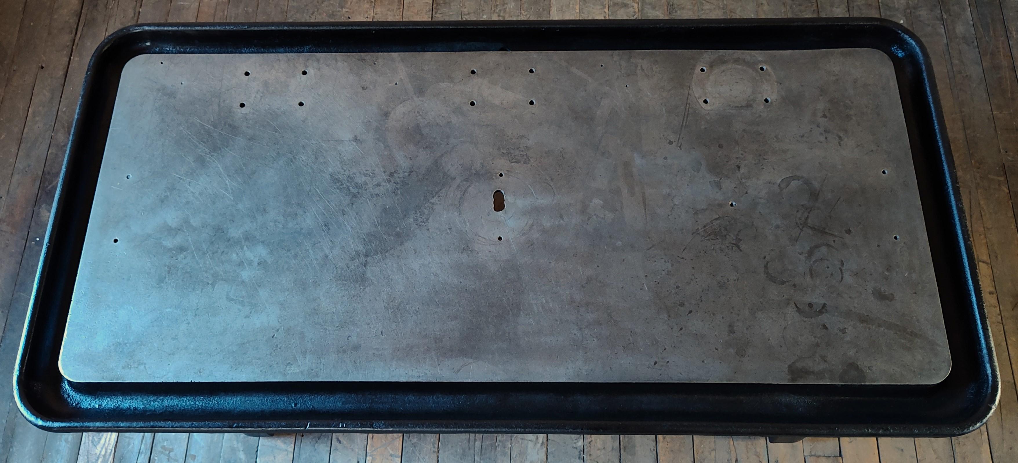 Fer Table de travail/île vintage en acier industriel en vente