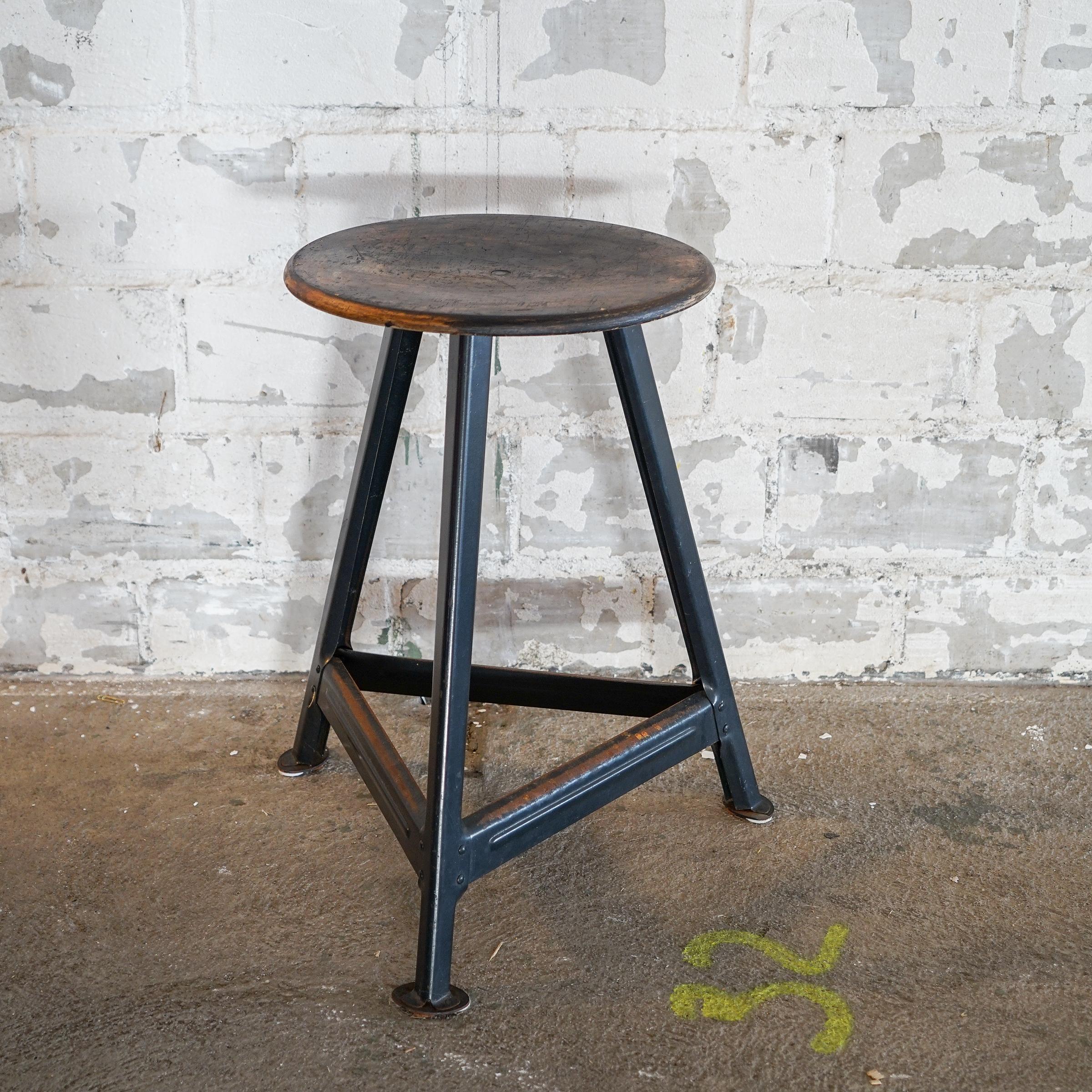 The industrial work stool par excellence: The construction of this seating furniture has existed since the 1920s and is still considered one of the most used work furniture.

The design of these stools is unmistakable due to its purism, the clear
