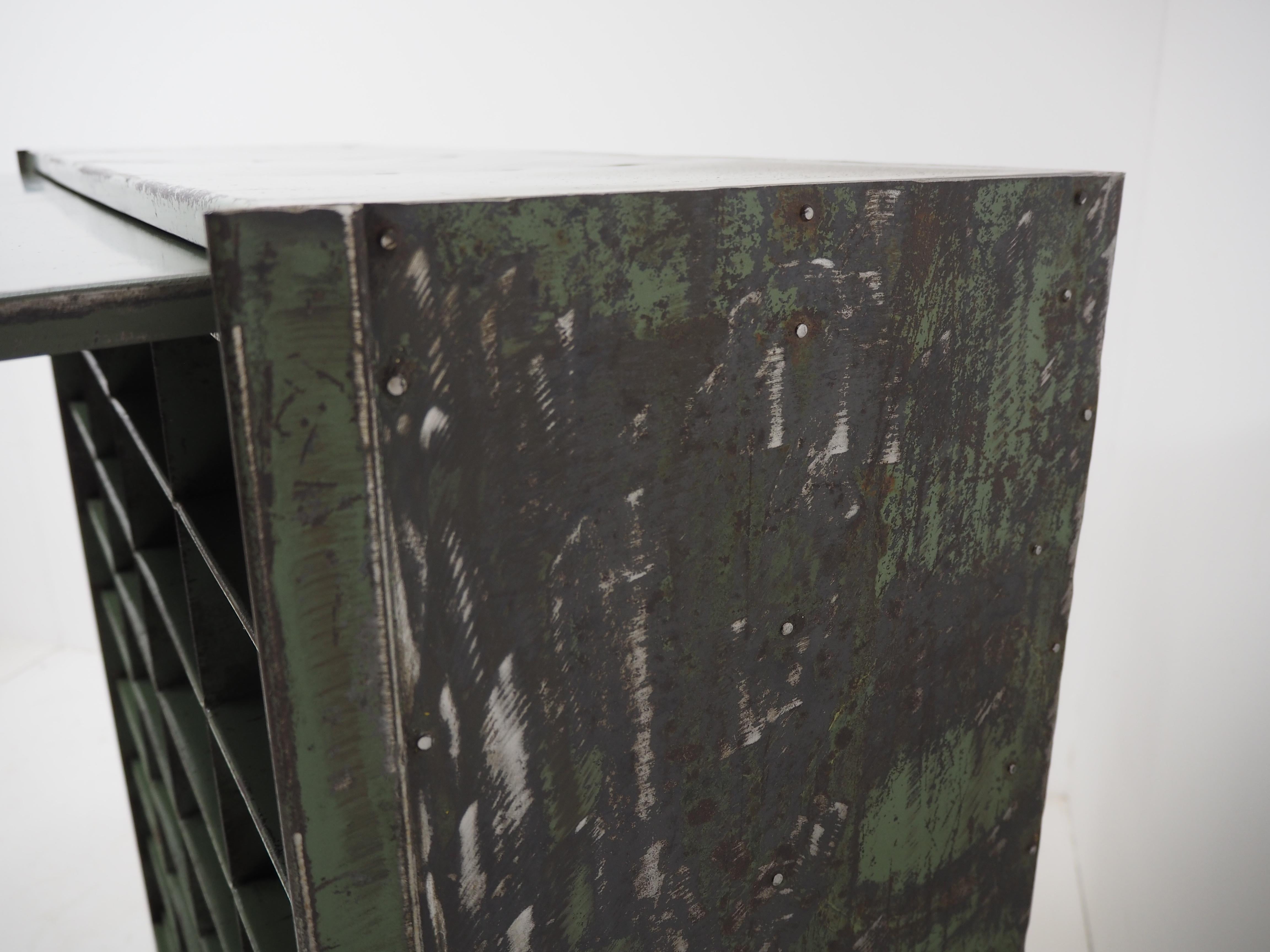 Armoire de rangement industrielle vintage, années 1950 en vente 2